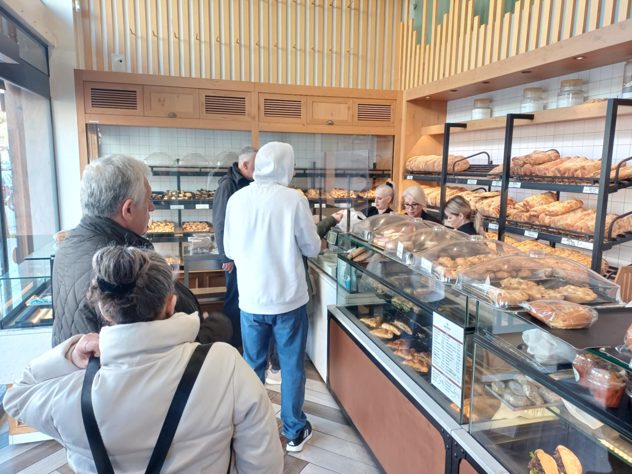 Ουρές οι Λαρισαίοι στα αρτοποιεία για την προμήθεια λαγάνας (ΦΩΤΟ)