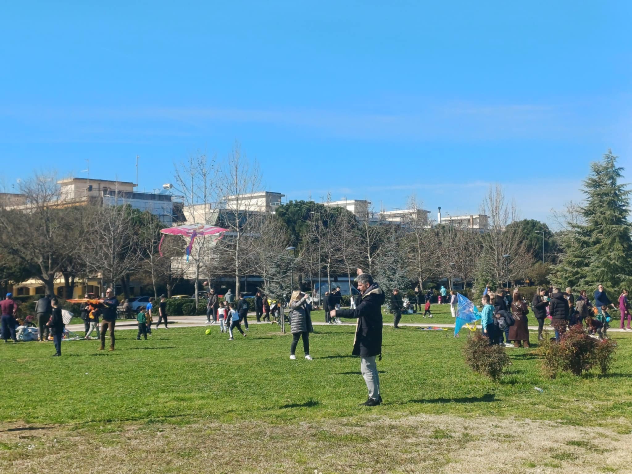 Χιλιάδες Λαρισαίοι στο Πάρκο των Χρωμάτων για τα Κούλουμα (ΦΩΤΟ+video)