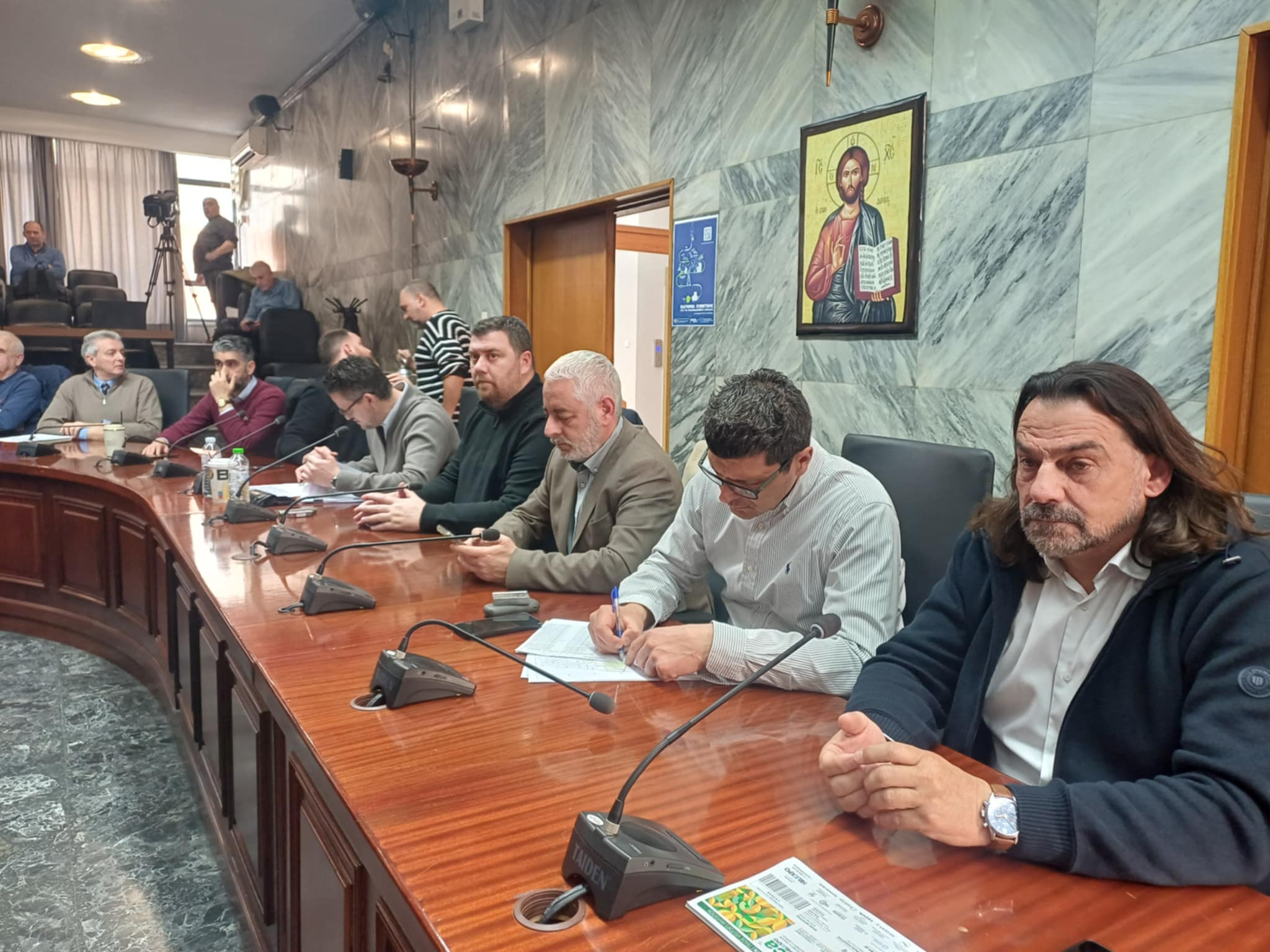 Οι κα΄μρες στα σολεία όξυναν την αντιπαράθεση στο δημοτικό συμβούλιο Λάρισας (ΦΩΤΟ+video)