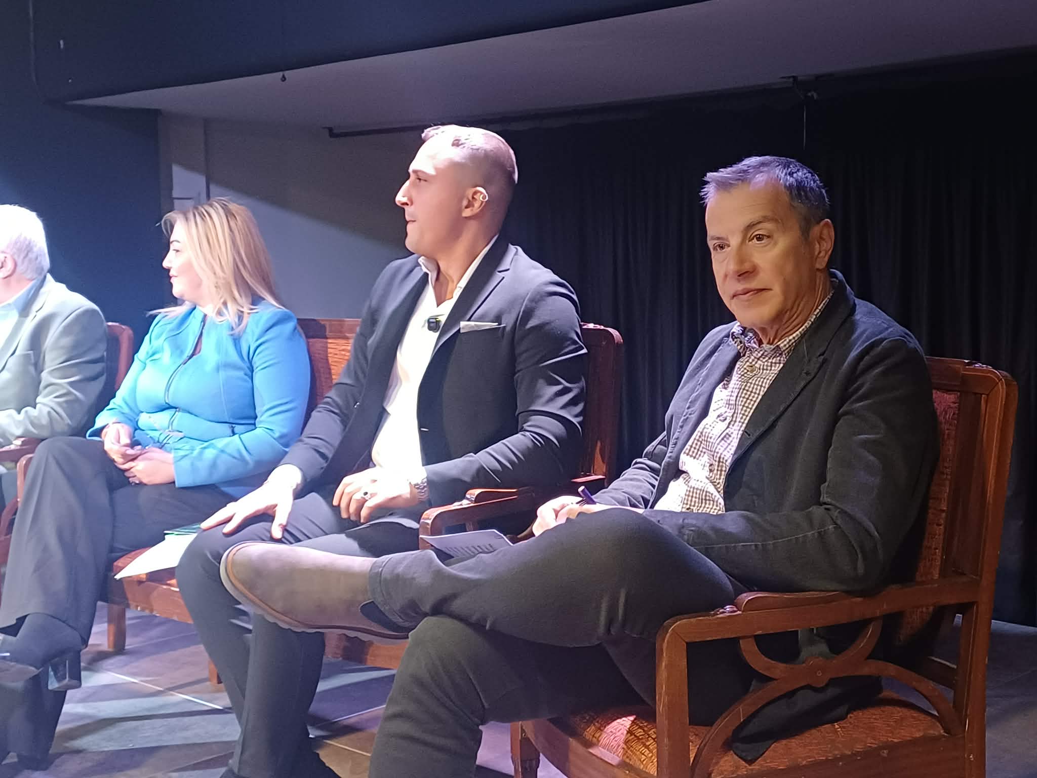 Παρουσιάστηκε στη Λάρισα το βιβλίο των Σταύρου Θεοδωράκη, Άρη Βουρβούλια «14 σκιές και αλήθειες της Ελλάδας» (ΦΩΤΟ)