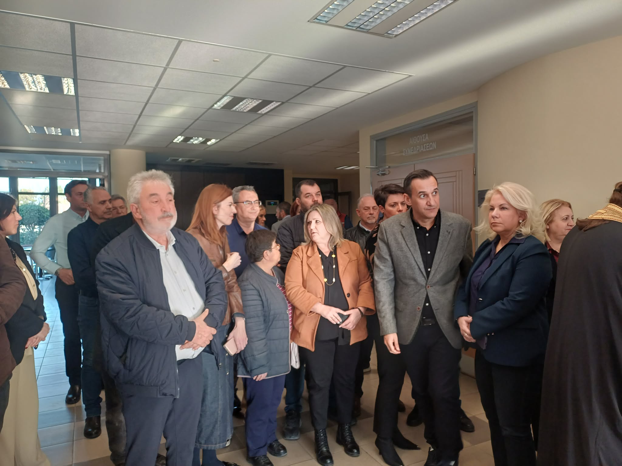 Τρσάγιο πριν την έναρξη του πειφερειακού συμβουλίου για τα θλύματα των Τεμπών και της ΒΙΟΛΑΝΤΑ (ΦΩΤΟ+video)