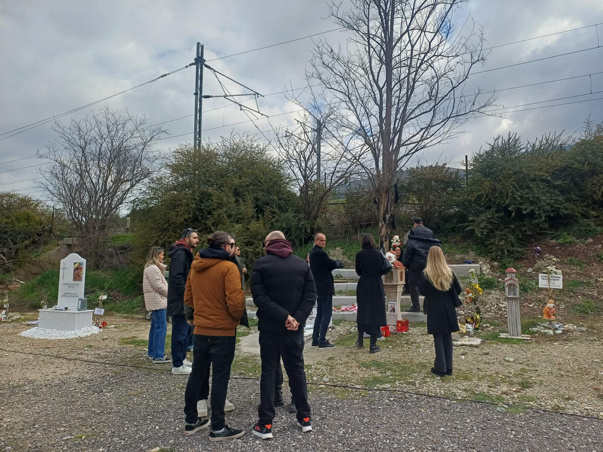 Βουβός πόνος και θλίψη από τους συγγενείς σήμερα με τη συμπλήρωση τριών χρόνων στον τόπο της τραγωδίας των Τεμπών (ΦΩΤΟ+video