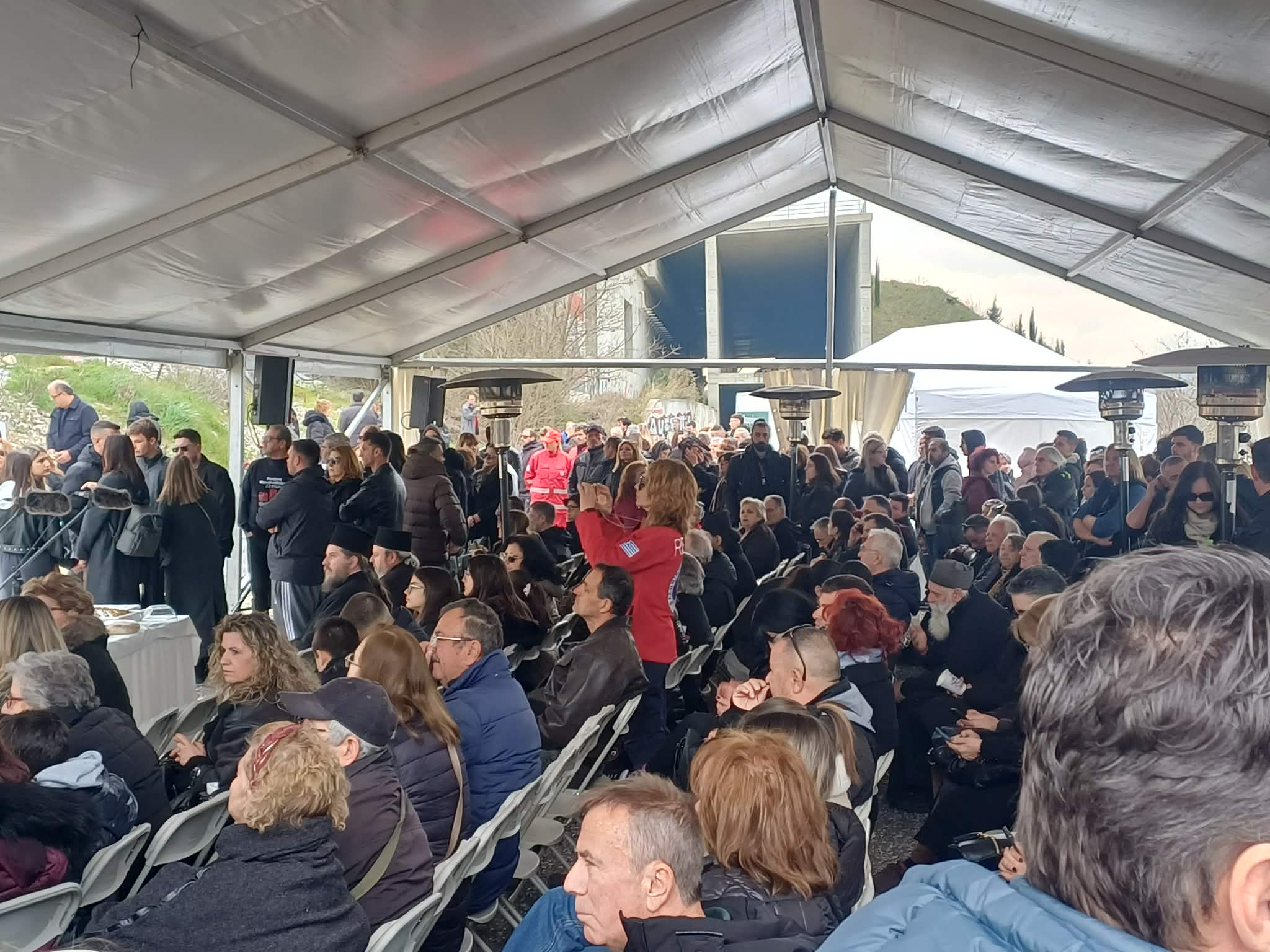 Τέμπη: Συγκίνηση στο τρισάγιο για τη συμπλήρωση τριών χρόνων στον τόπο της τραγωδίας (ΦΩΤΟ+video)