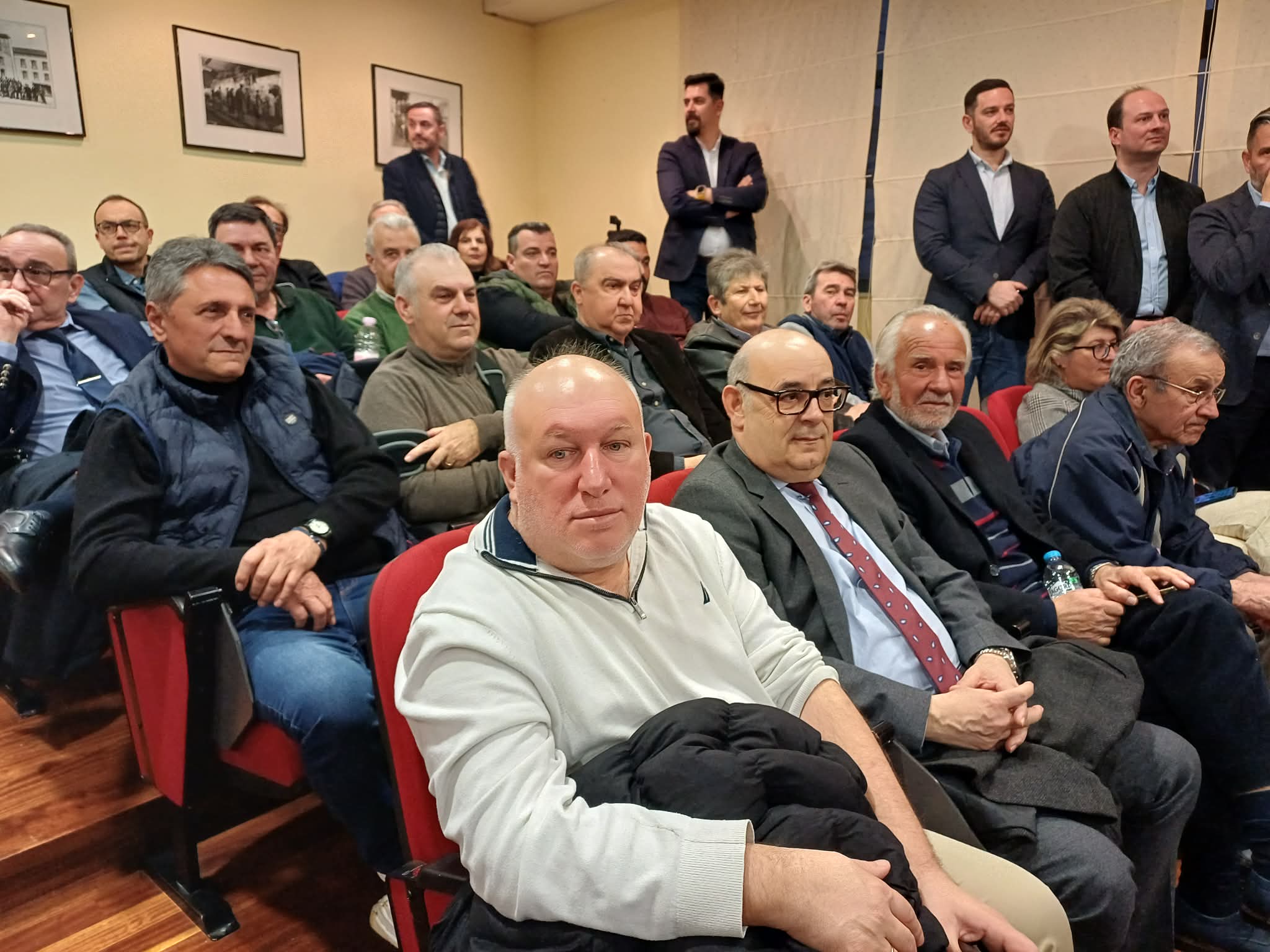 Σκρέκας στην πριφερειακή συνέλευση της ΝΔ ενόψει του προσυεδρίου: προτεραιότητα της κυβέρνησης η Θεσσαλία (ΦΩΤΟ)