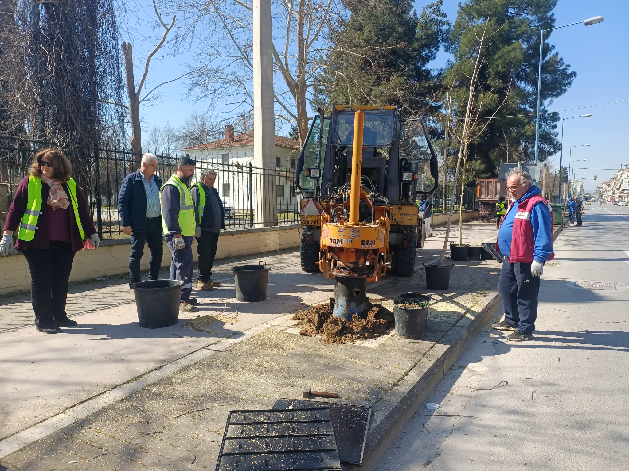 Δενδροφυτεύσεις στην οδό Ιωαννίνων - Πάνω από 1300 δέντρα μέχρι το τέλος της χρονιάς (ΦΩΤΟ-ΒΙΝΤΕΟ)