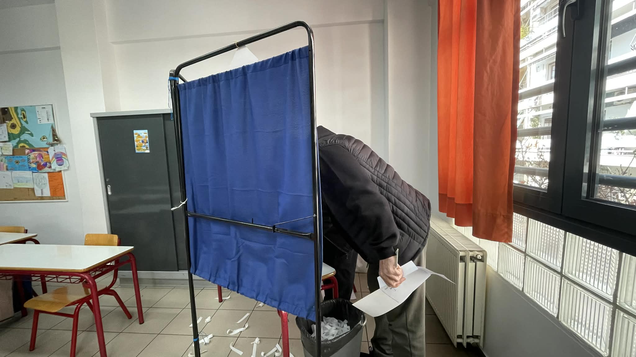 Σήμερα το ΠΑΣΟΚ ψηφίζει: εσωκομματικές κάλπες για τους 4.000 συνέδρους-αθρόα προσέλευση στη Λάρισα (ΦΩΤΟ)