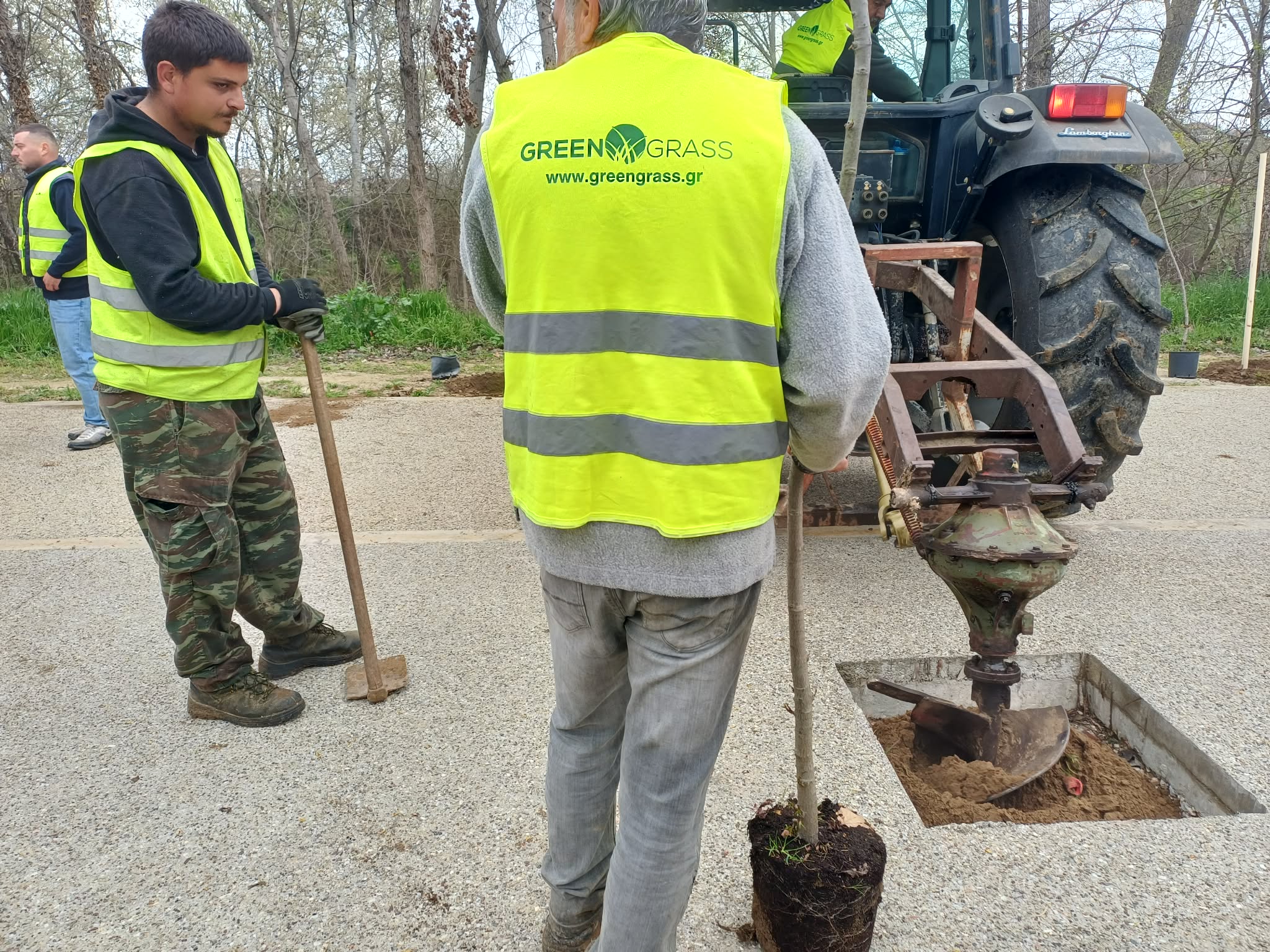 Ο Δήμος Λαρισαίων φυτεύει 700 δέντρα στην κοίτη του Πηνειού (ΦΩΤΟ)