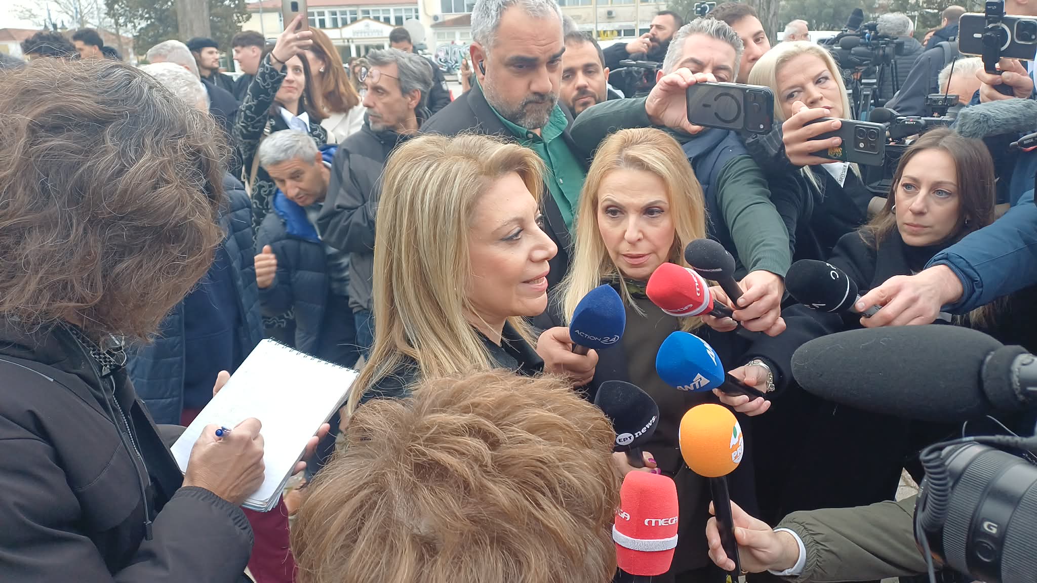 Με διαμαρτυρίες για τη χωρητικότητα της αίθoυσας και δρακόντεια μέτρα ασφαλείας ξεκίνησε η δίκη των Τεμπών (ΦΩΤΟ+video)