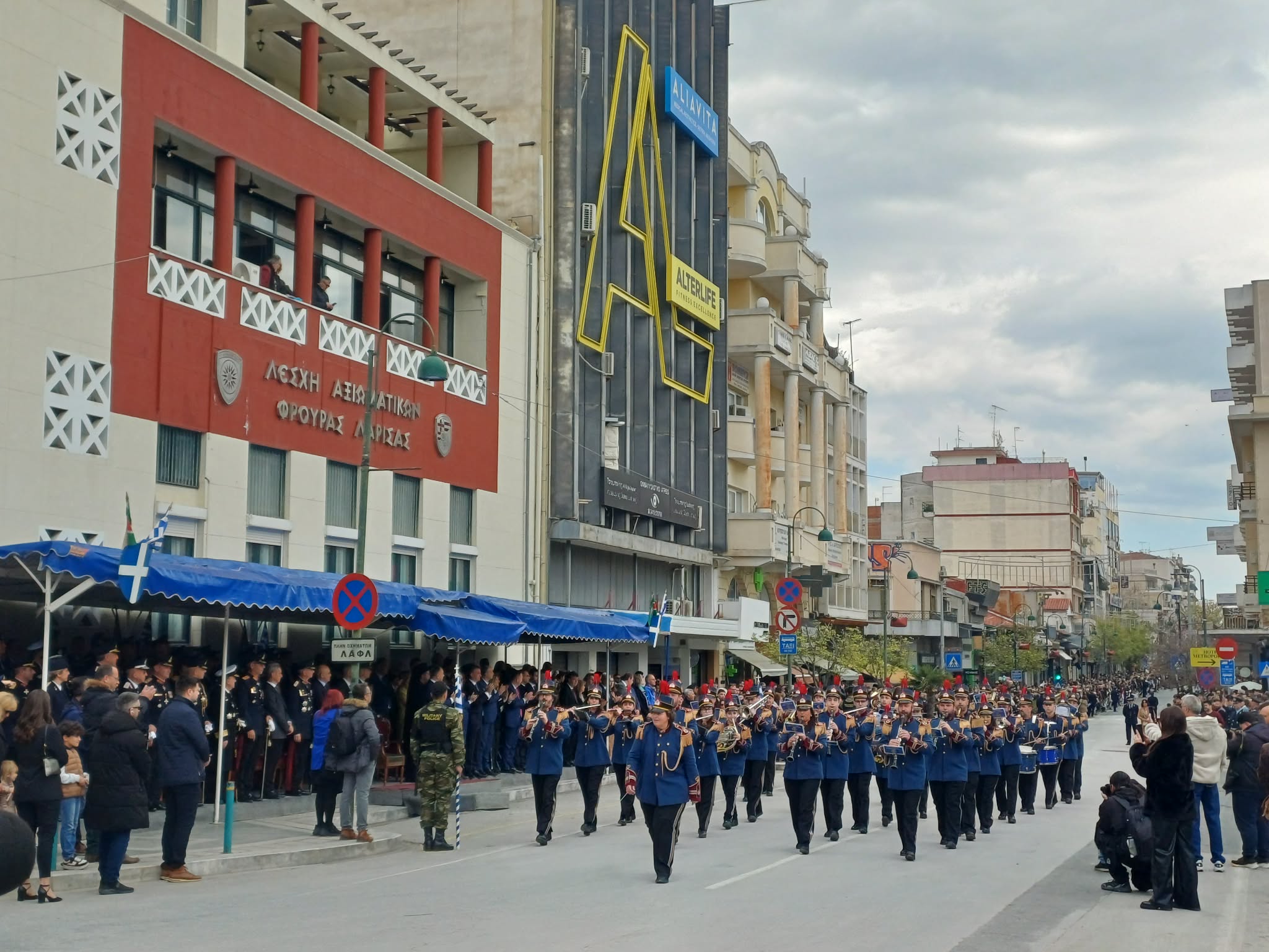 Όλα έτοιμα για την παρέλαση στη Λάρισα- κατάθεση στεφάνων στο λόφο του Φρουρίου (ΦΩΤΟ+video)