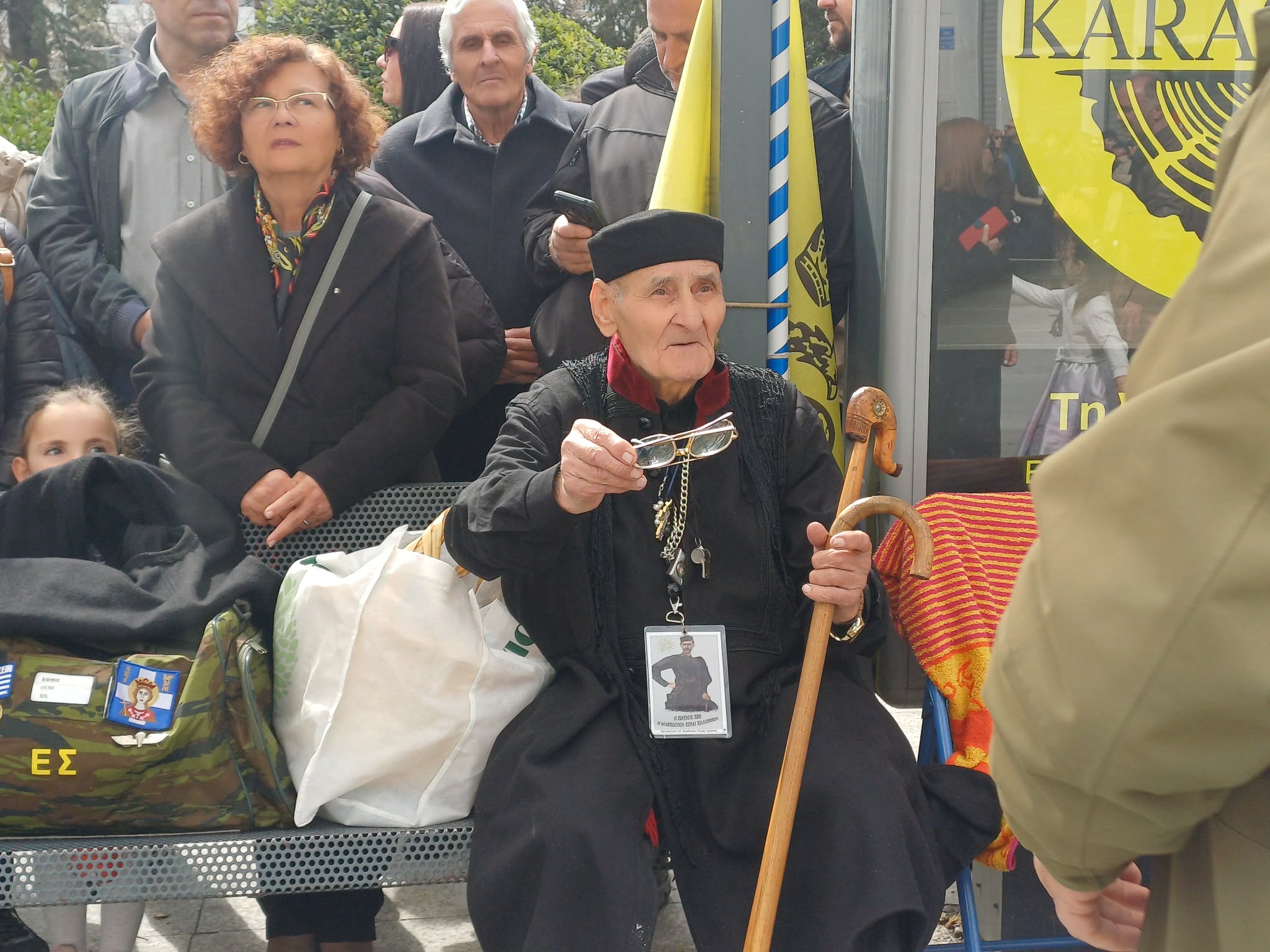 Εικόνες και βίντεο από την παρέλαση της Λάρισας- με αραι΄-η συννεφιά πλήθος κόσμου την παρακολουθεί