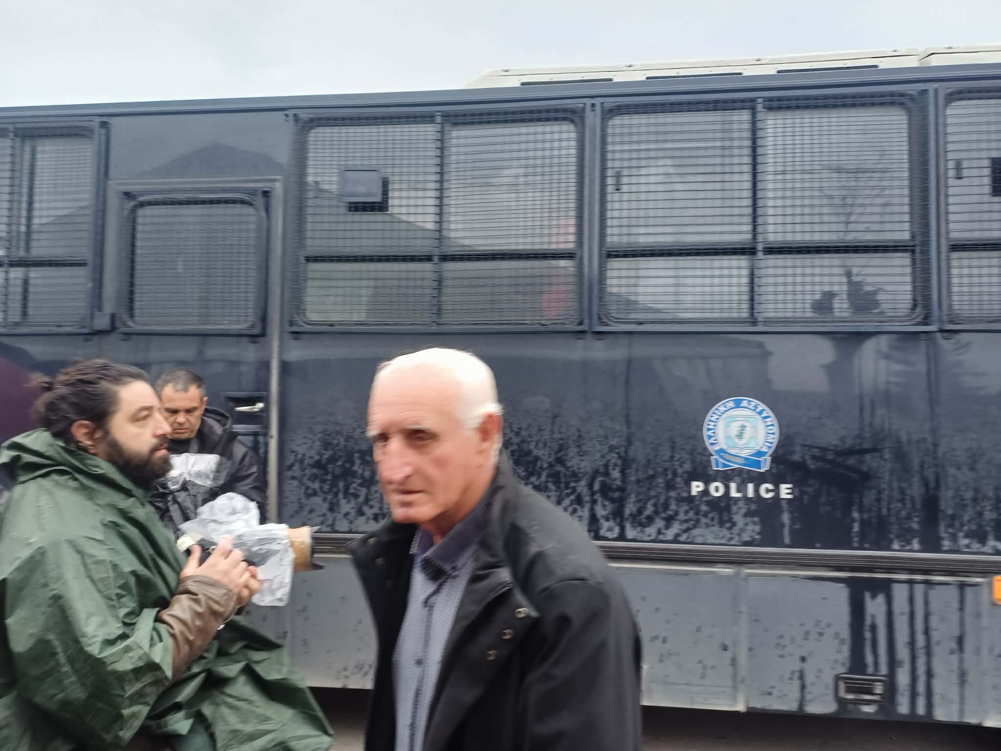 Ένταση από το πρωί στη δίκη Τεμπών- αστυνομικός έλεγχος για τους συγγενείς κάτω από βροχή (ΦΩΤΟ+video)