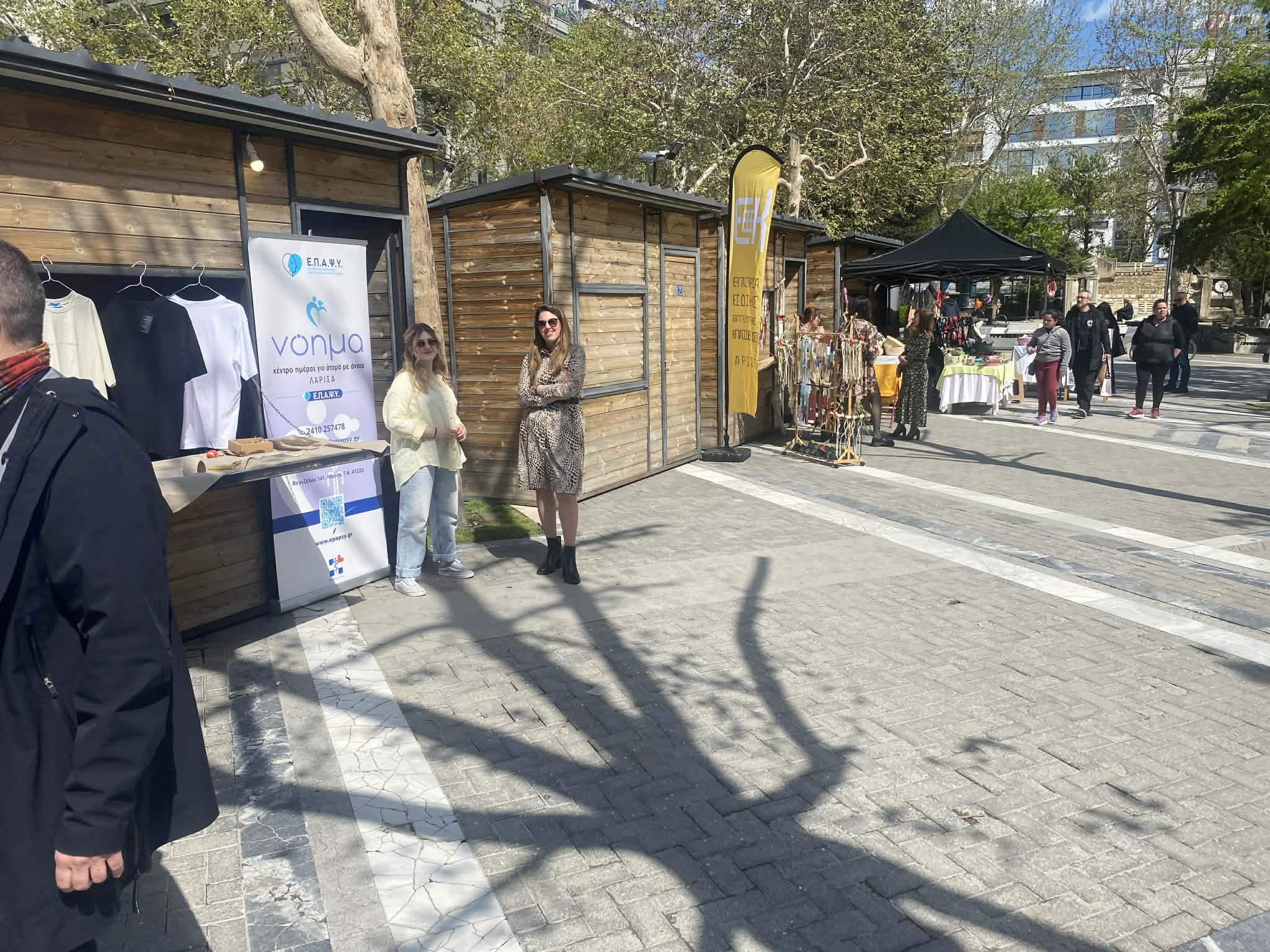 Ζωντάνεψε σήμερα Κυριακή των Βαΐων η αγορά στη Λάρισα με ανοιχτά τα μαγαζιά (ΦΩΤΟ)