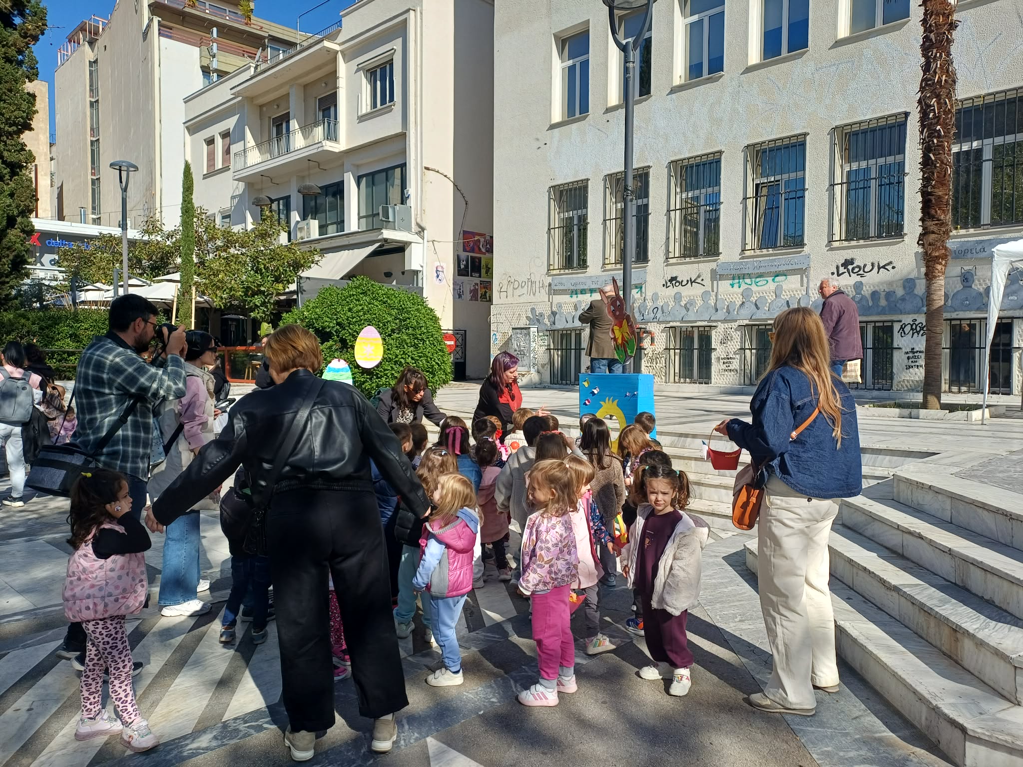 Πολύχρωμο Πασχαλινό εργαστήρι για τα παιδιά έστησε στην Ταχυδρομείου ο Δήμος Λαρισαίων (ΦΩΤΟ)