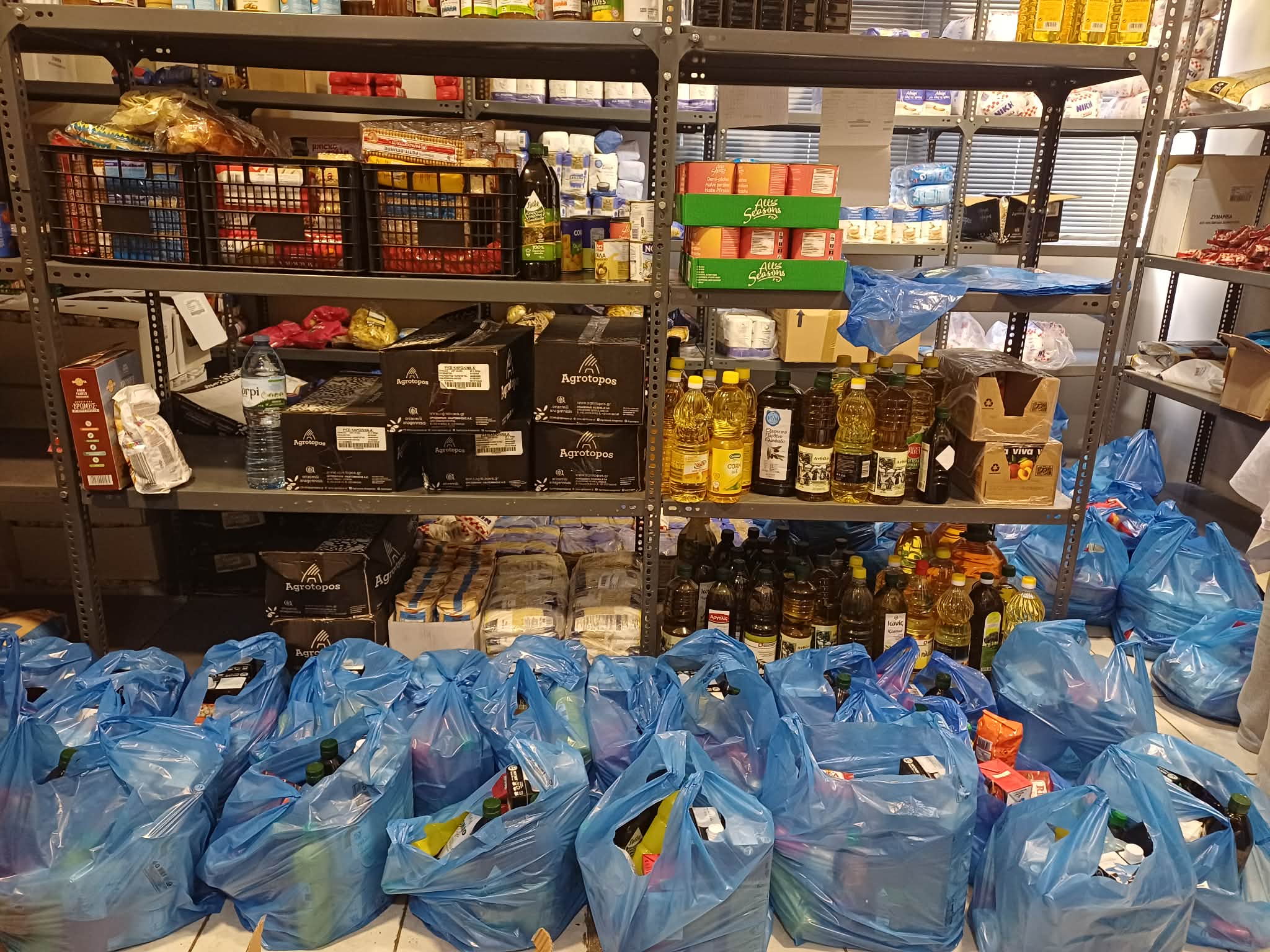 Πασχαλινά δέματα αγάπης από το Κοινωνικό Παντοπωλείο του Δήμου Λαρισαίων (ΦΩΤΟ)