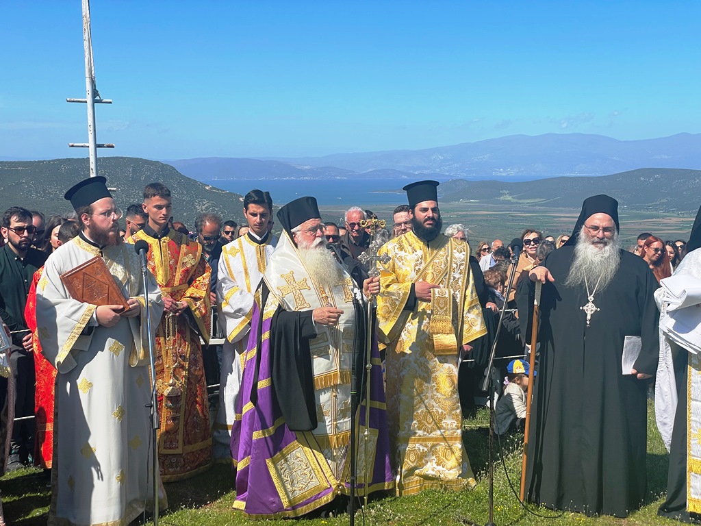 Πλήθος πιστών στην Ακολουθία της Αποκαθήλωσης στον λόφο Γολγοθά της Κάτω Ξενιάς στον Αλμυρό