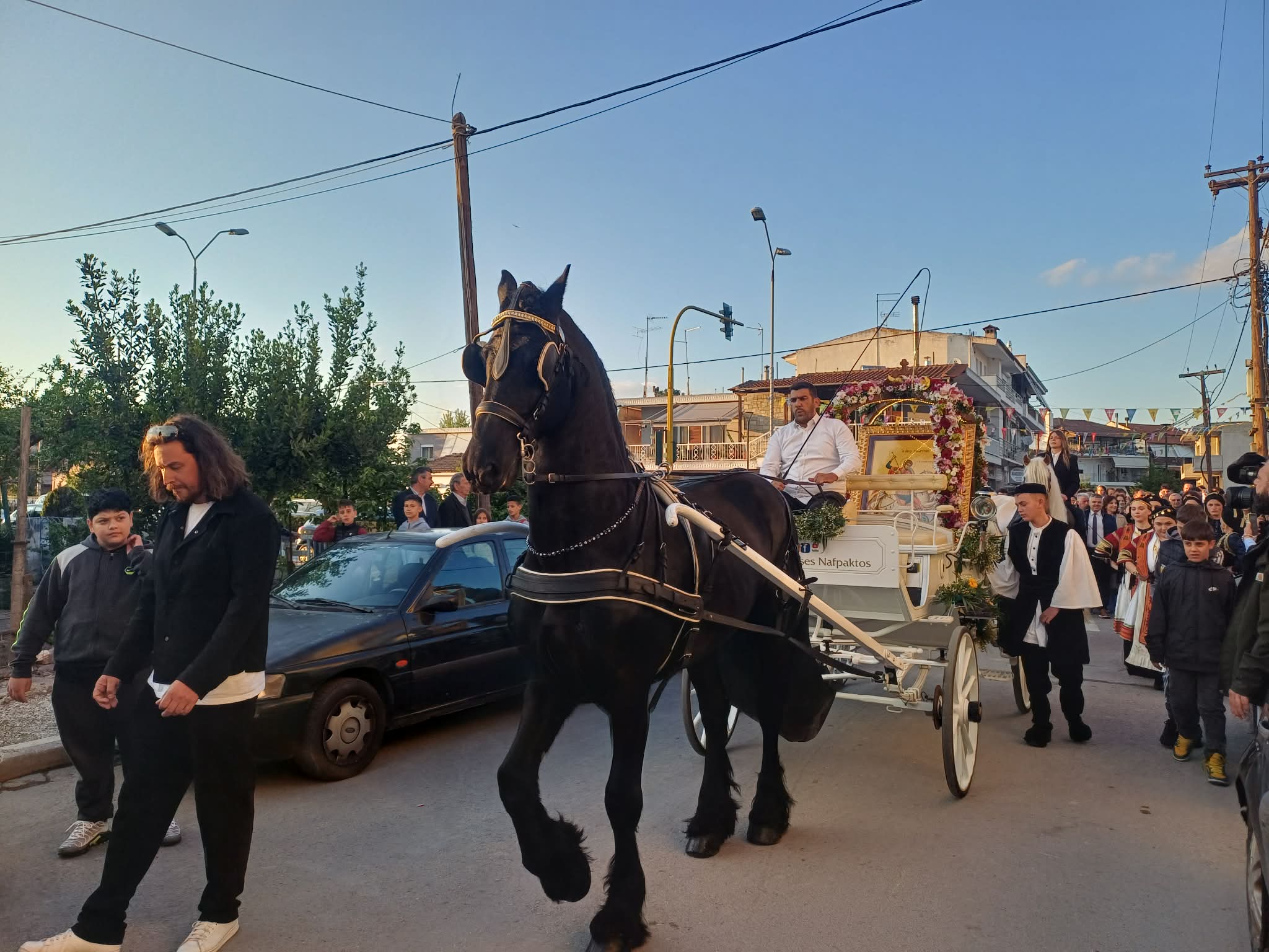 Με άλογα η περιφορά της εικόνας και στον Άγιο Γεώργιο Γιάννουλης-πλήθος πιστών στον εσπερινό (ΦΩΤΟ+video)
