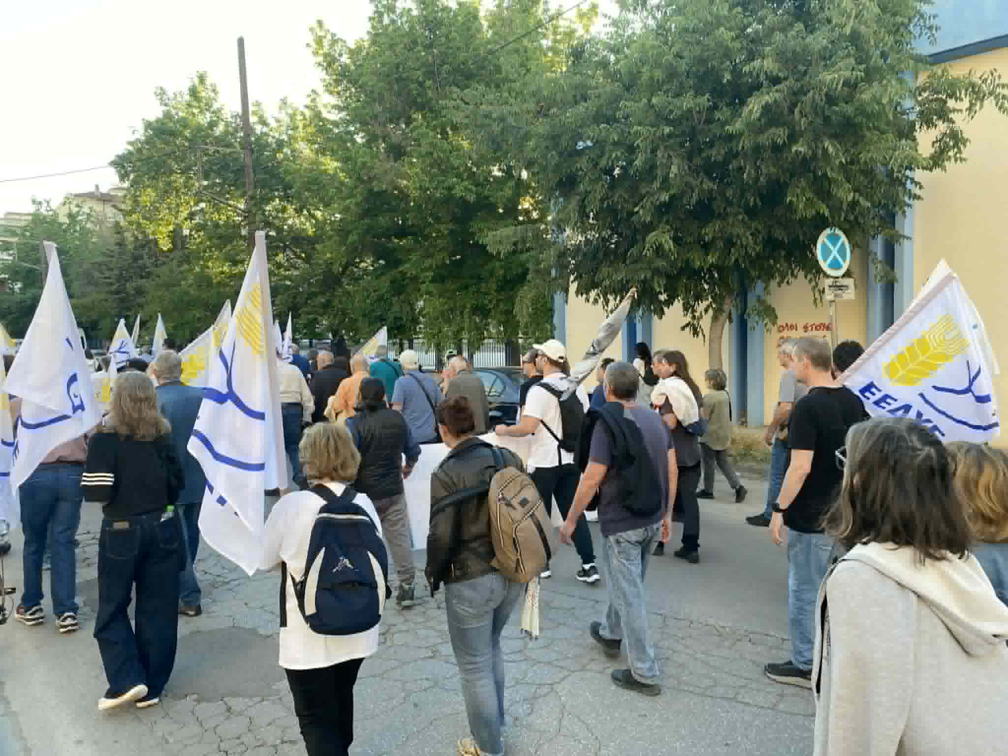 Πορεία ειρήνης στη Λάρισα με συγκέντρωση στο ΑΤΑ και τελικό προορισμό στην 1η Στρατιά (Επιθεώρηση Στρατού) (ΦΩΤΟ)