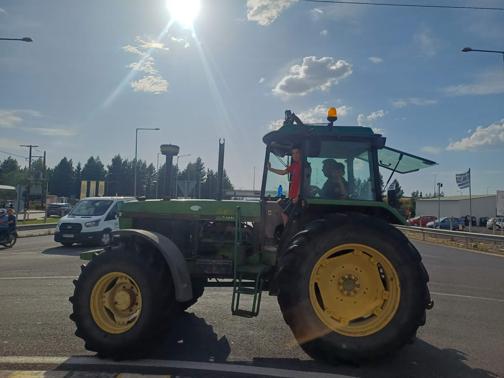 Έβγαλαν τρακτέρ μέσα στο καλοκαίρι στον κόμβο Πλατυκάμπου οι αγρότες