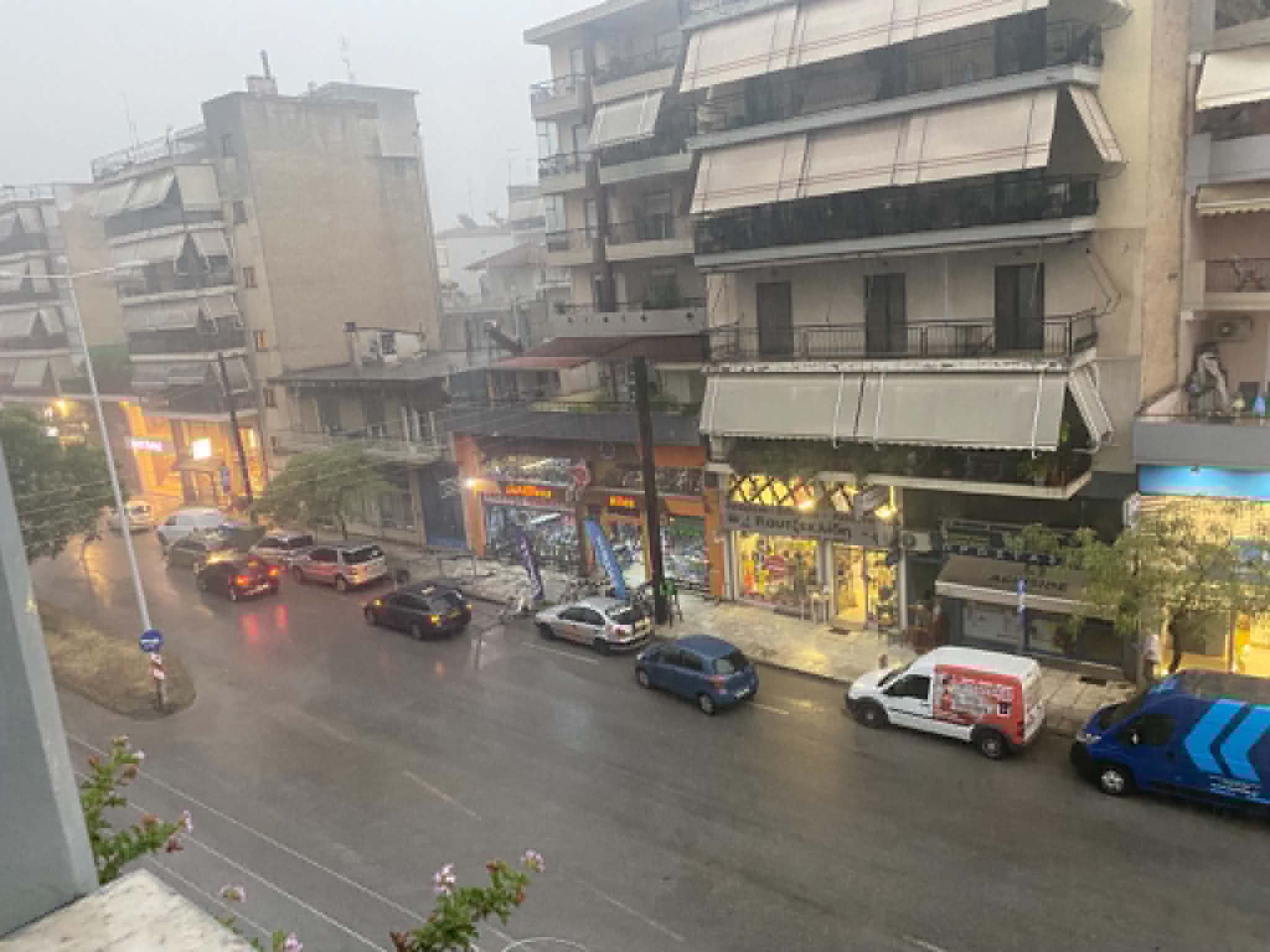 Ισχυρό μπουρίνι αργά το απόγευμα στη Λάρισα  με δυνατό αέρα και βροχή (ΦΩΤΟ)
