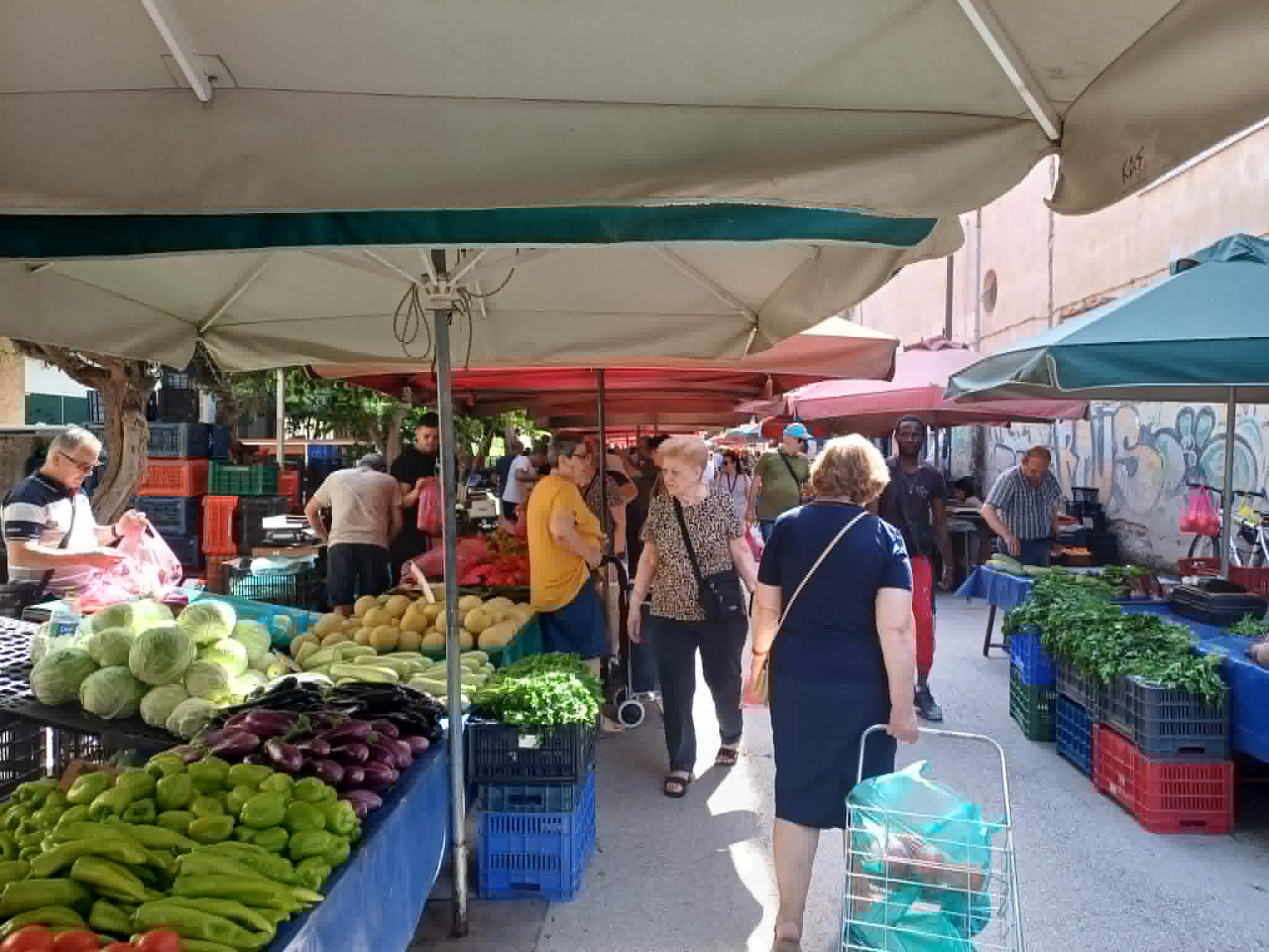 Η ακρίβεια και η έλλειψη ρευστότητας αλλάζουν καταναλωτικές συνήθειες στους Λαρισαίους στη Λαϊκή (ΦΩΤΟ)