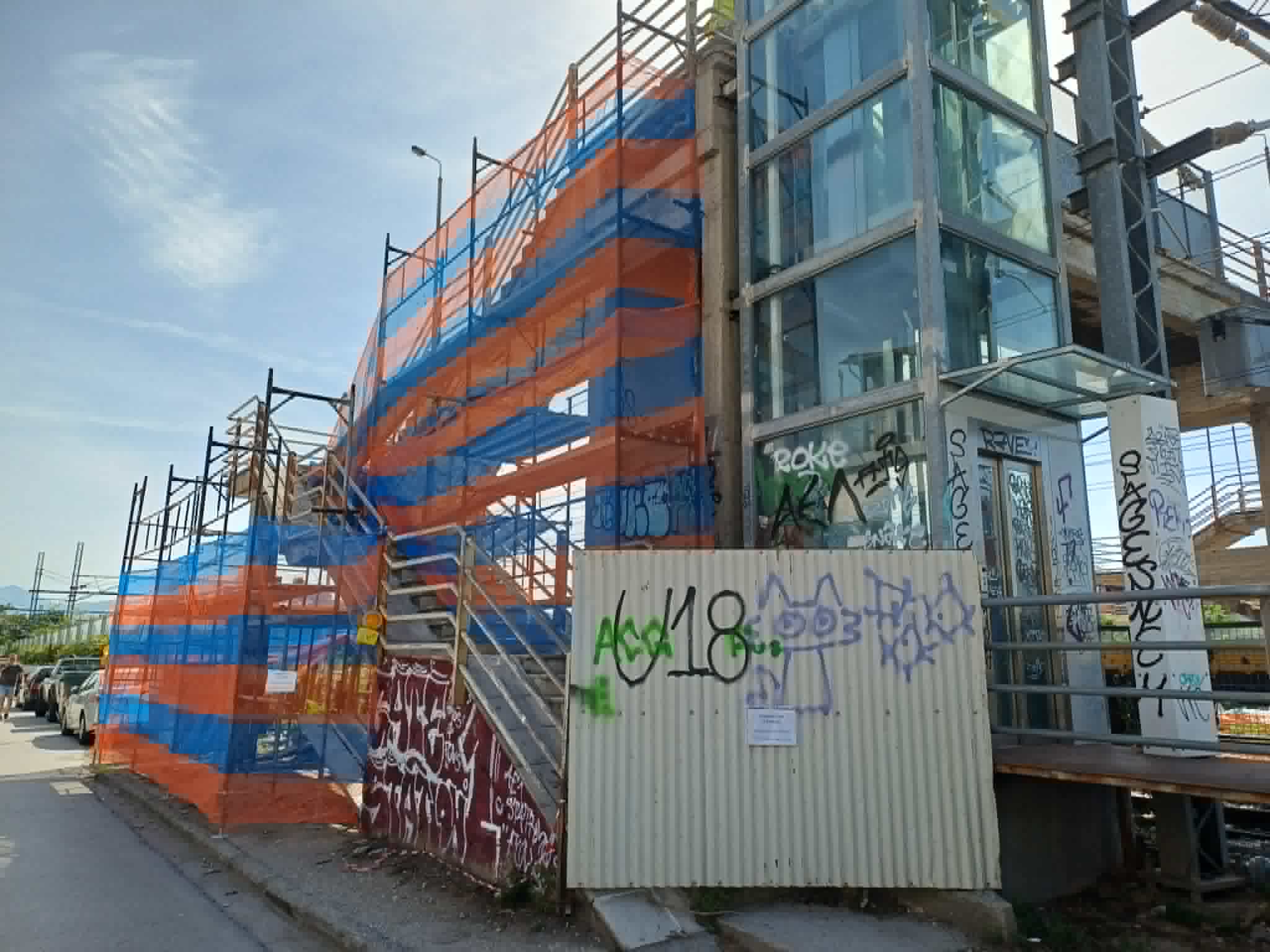 Στη  Λάρισα της ..βιώσιμης κινητικότητας, της πεζογέφυρας της Υψηλάντου, του χαλασμένου ασανσέρ και των γραμμών  (ΦΩΤΟ)