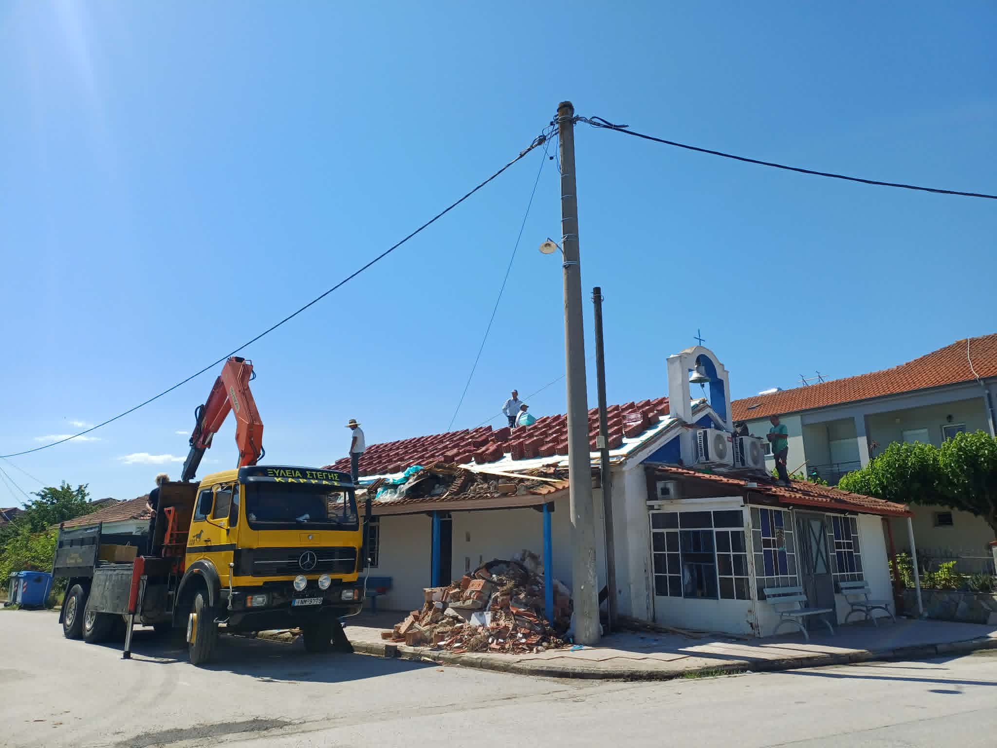 Από τη στεγη αυτή έοεσε ο παππάς στο Βρυότοπο που νοσηλεύεται με πολλαπλά καταγματα στο πανεπιστημιακό (ΦΩΤΟ)