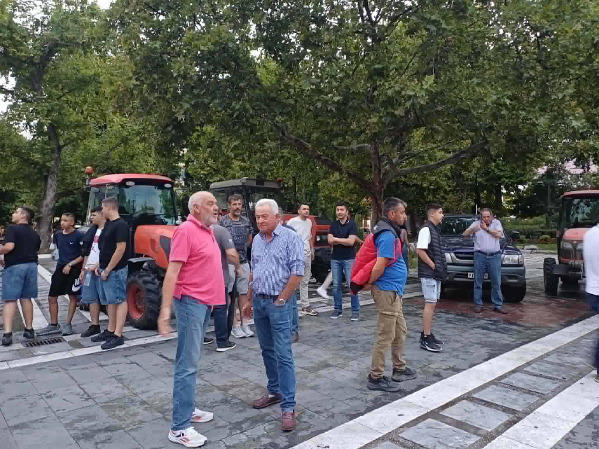 Απόβαση τρακτέρ στην καντρική πλατεία της  Λάρισα: Ζήτησαν να πληρωθούν τις επιδοτήσεις οι αγρότες (ΦΩΤΟ+video)