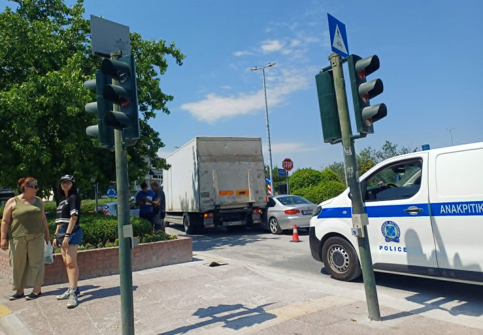 Αναστα΄τωση από τροχαίο στον κυκλικό κόμβο στη γέφυρα Αλκαζαρ- φορτηγό συγκρούστηκε με ΙΧ (ΦΩΤΟ)
