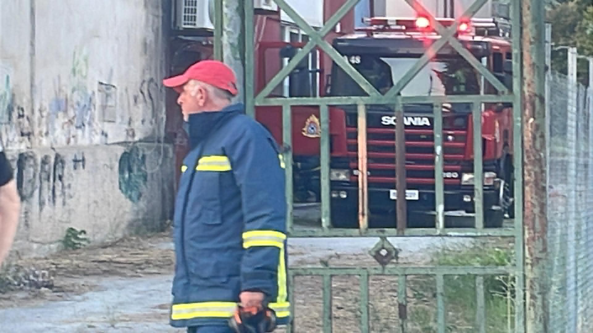 Συναγερμός για φωτιά στο παλίο κτίριο του Μπόουλιγκ στη Λάρισα (ΦΩΤΟ+video)