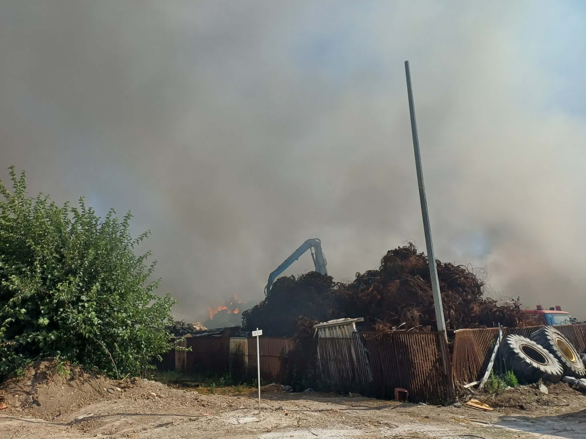 Εξακολουθεί να καίει η φωτιά στο εργοστάσιο ανακύκλωσης- έντονη οσμή και νέφος στη Λάρισα λόγω άπνοιας (ΦΩΤΟ)