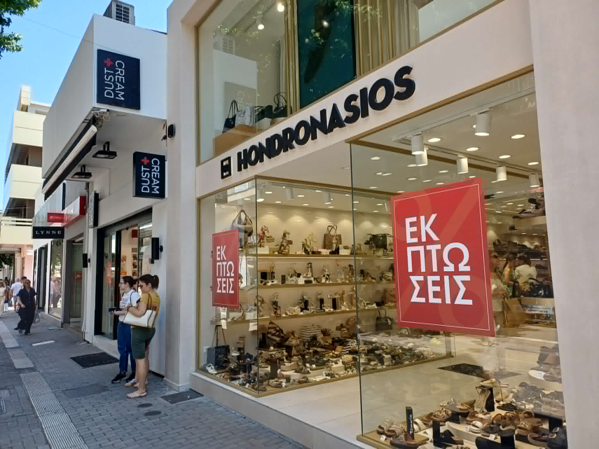 Αρκετή κίνηση στην πρεμιέρα των εκπτώσεων στη Λάρισα - διερευνητικές οι πρώτες κινήσεις των καταναλωτών (ΦΩΤΟ+video)