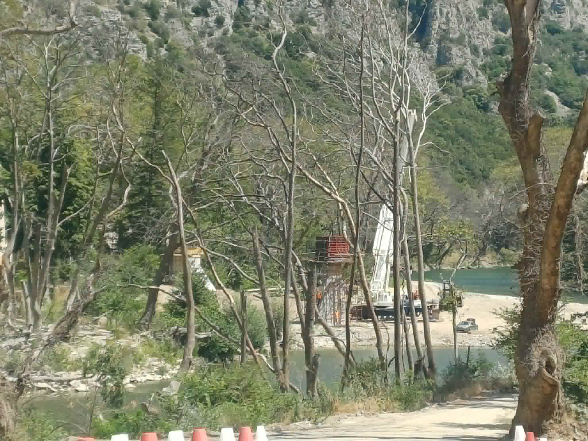 Μπήκε το πρώτο υπόβαθρο για τη γέφυρα της Αγίας Παρασκευής στα Τέμπη (ΦΩΤΟ)