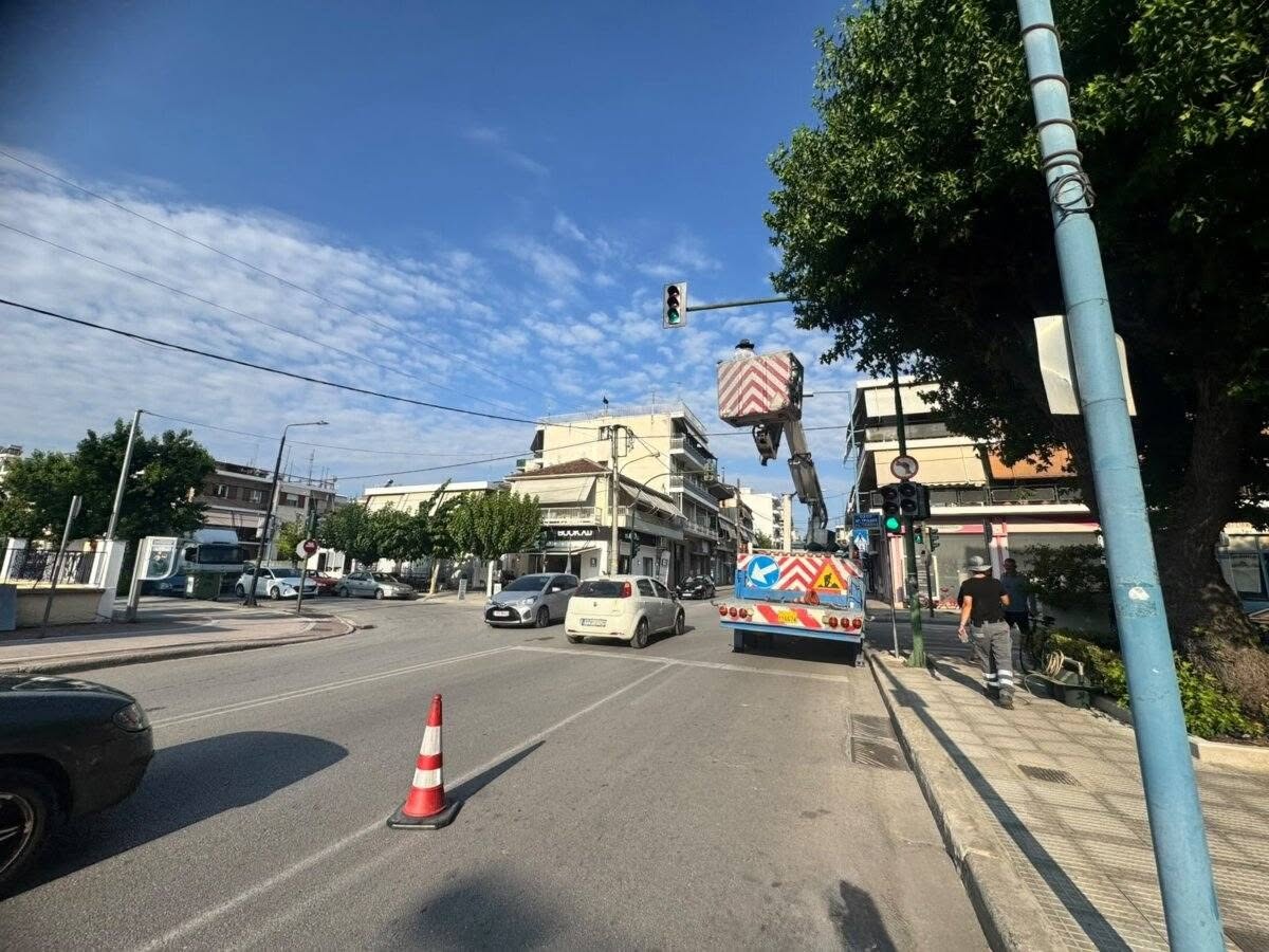 Δήμος Λαρισαίων: Αναβάθμιση και εκ νέου ρύθμιση των φωτεινών σηματοδοτών στη συμβολή Ιωαννίνων και Αγίας Τριάδος