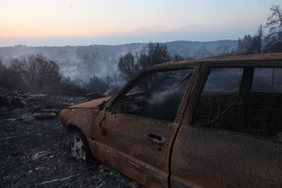 Χωρίς ενεργό μέτωπο η φωτιά στη Χαλκιδική: Έχουν καεί σπίτια και υποδομές, 481 πολίτες απεγκλωβίστηκαν με πλωτά και λεωφορεία