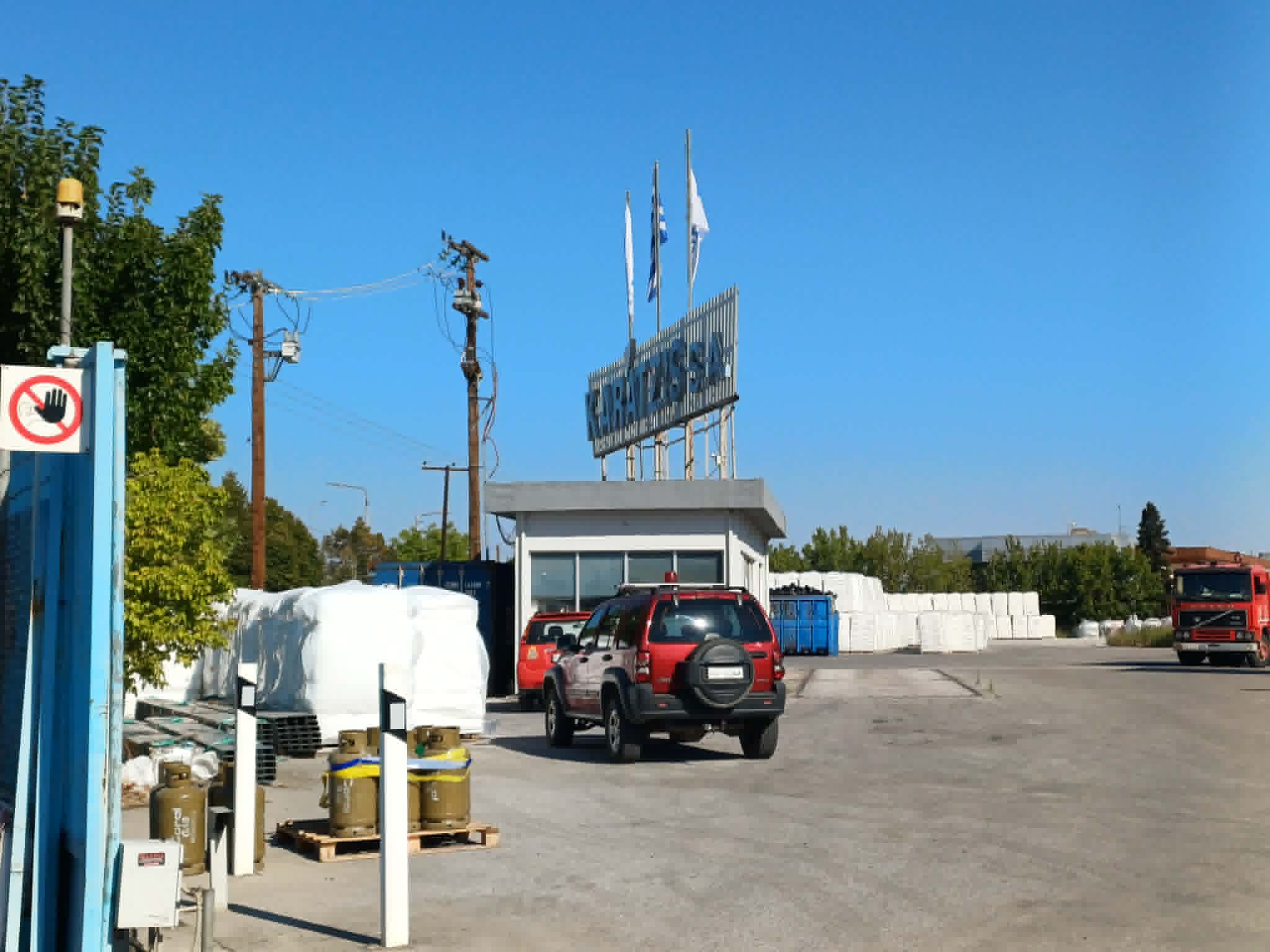 Κατασβέστηκε η φωτιά στο εργοστάσιο Καράτζη μετά από ολονύχτια μάχη με τις φλόγες 40 πυροσβεστών (ΦΩΤΟ)