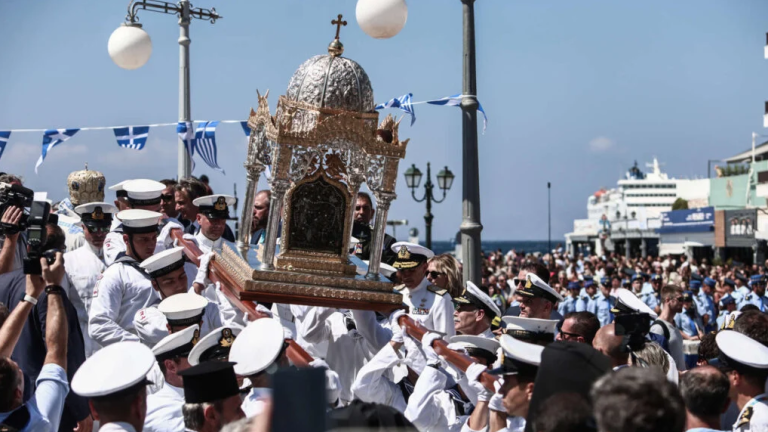Χιλιάδες πιστοί για τον εορτασμό της Κοιμήσεως της Θεοτόκου στην Τήνο