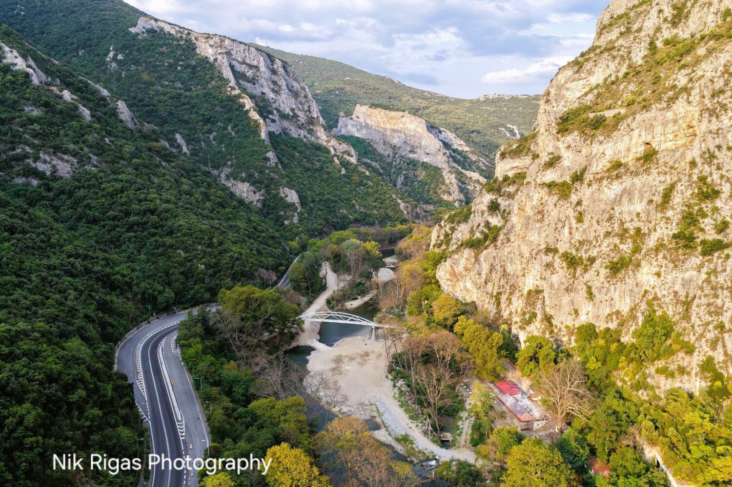 Σχεδόν έτοιμη η πεζογέφυρα της Αγίας Παρασκευής στα Τέμπη (ΦΩΤΟ)