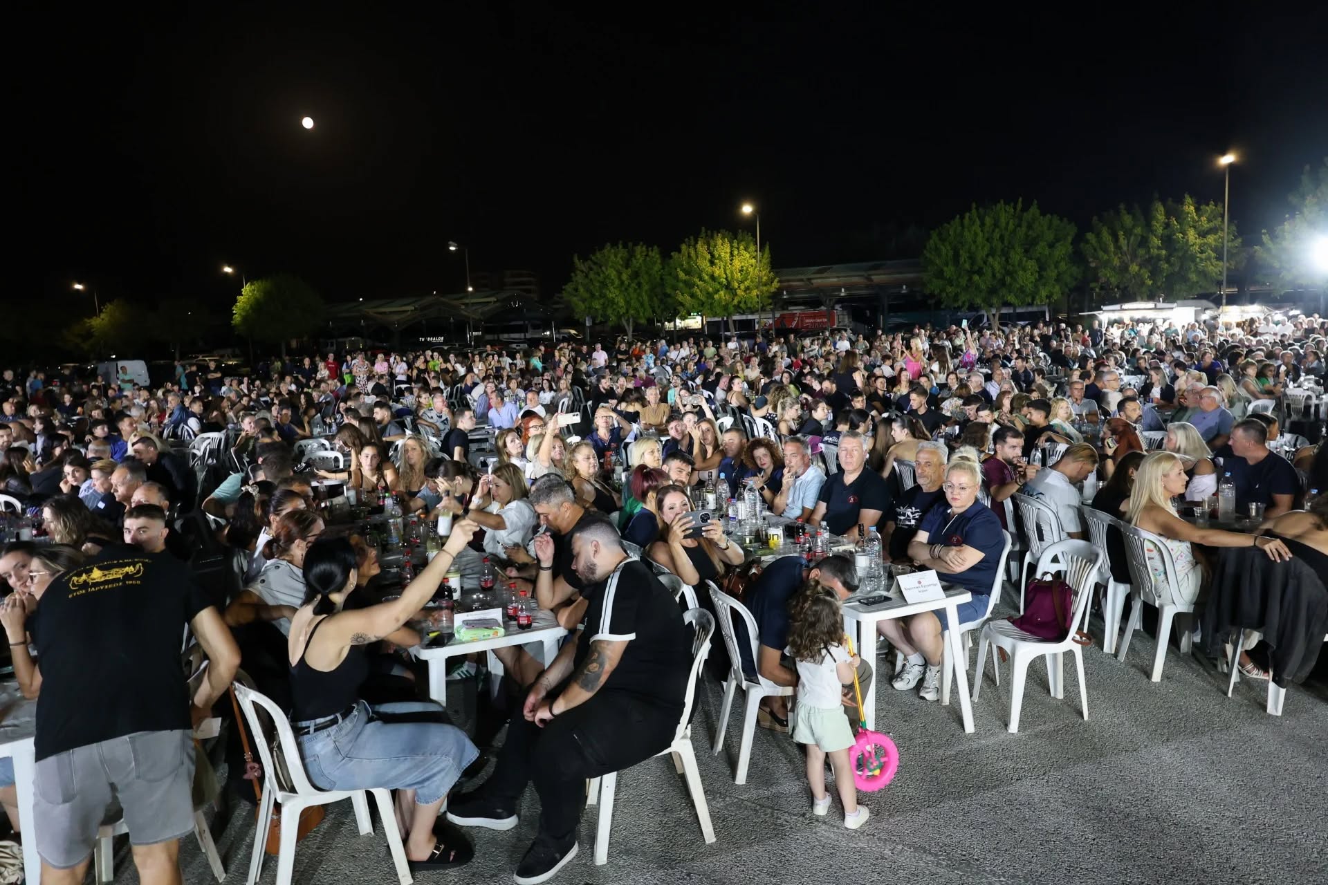μεγάλη επιτυχία το «Αστικό Γλέντι» της Λάρισας- πάνω από 4000 άνθρωποι στην κεντρική πλατεία (ΦΩΤΟ)