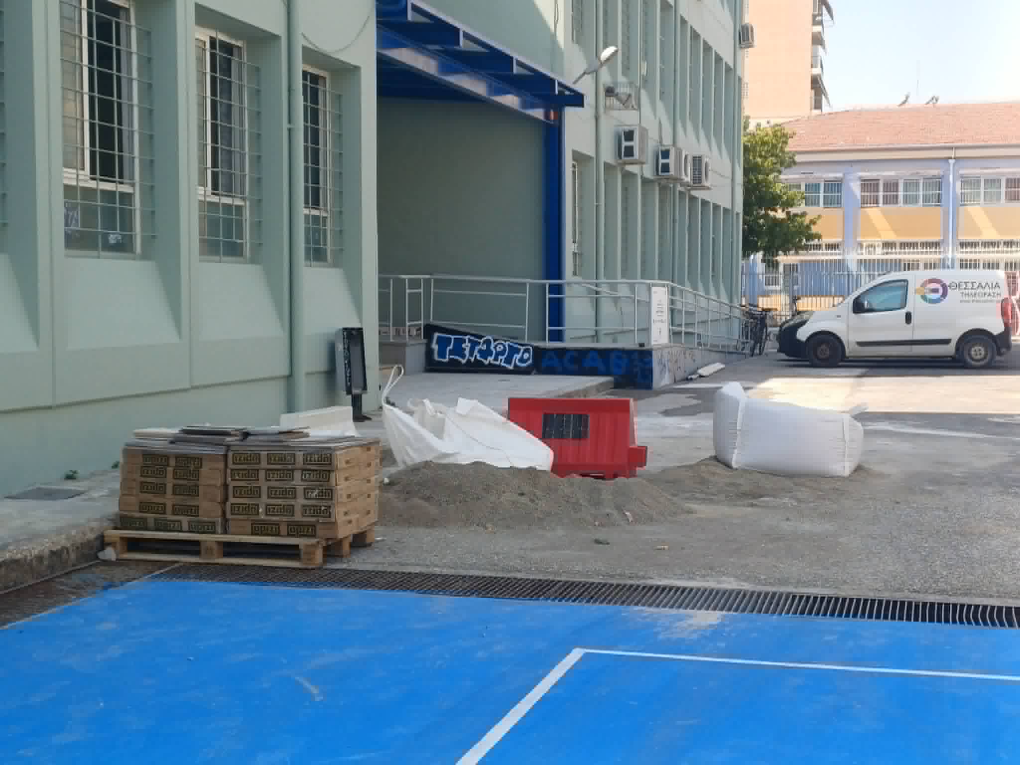 Στο 4ο Λύκειο σήμερα ο δήμαρχος Λαρισαίων επιθεώρησε εργασίες ανακατασεκυής (ΦΩΤΟ)