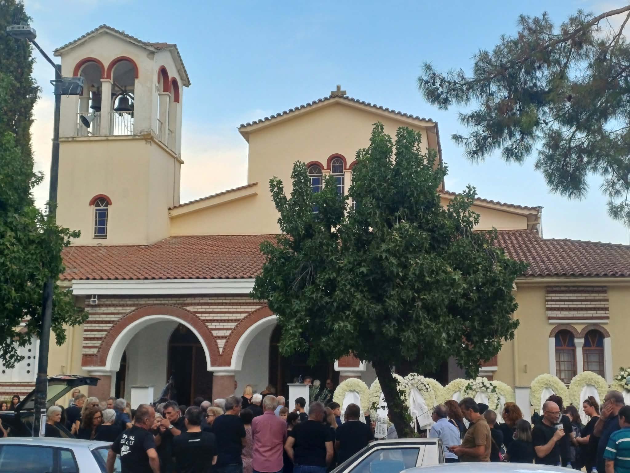 Απέραντη θλίψη το απόγευμα στο τελευταίο «αντίο» για τον 14χρονο Κωνσταντίνο Χολέβα