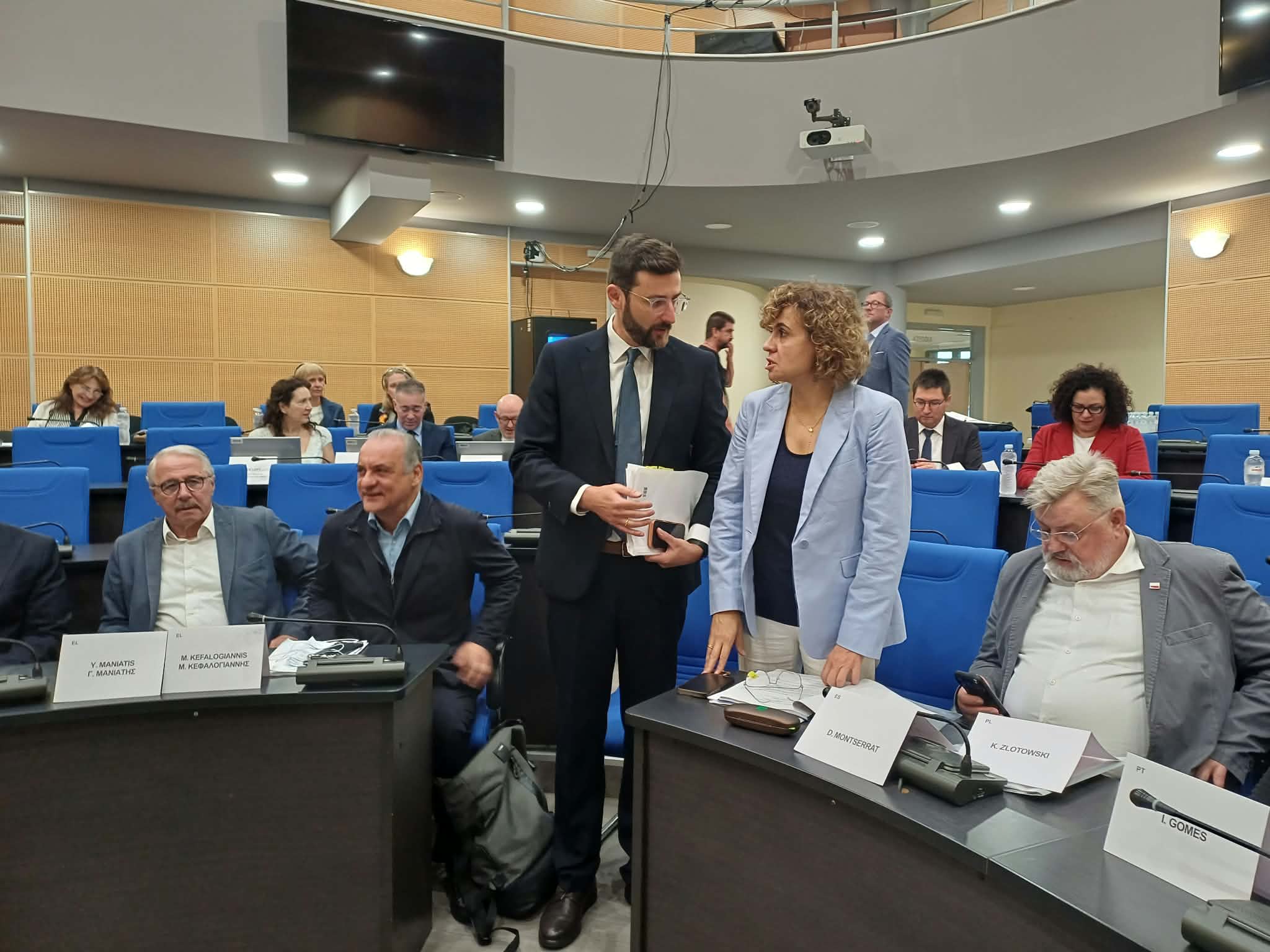Κλειστή σύσκεψη στην περιφέρεια του Κουρέτα με τους ευρωβουλευτές (ΦΩΤΟ)