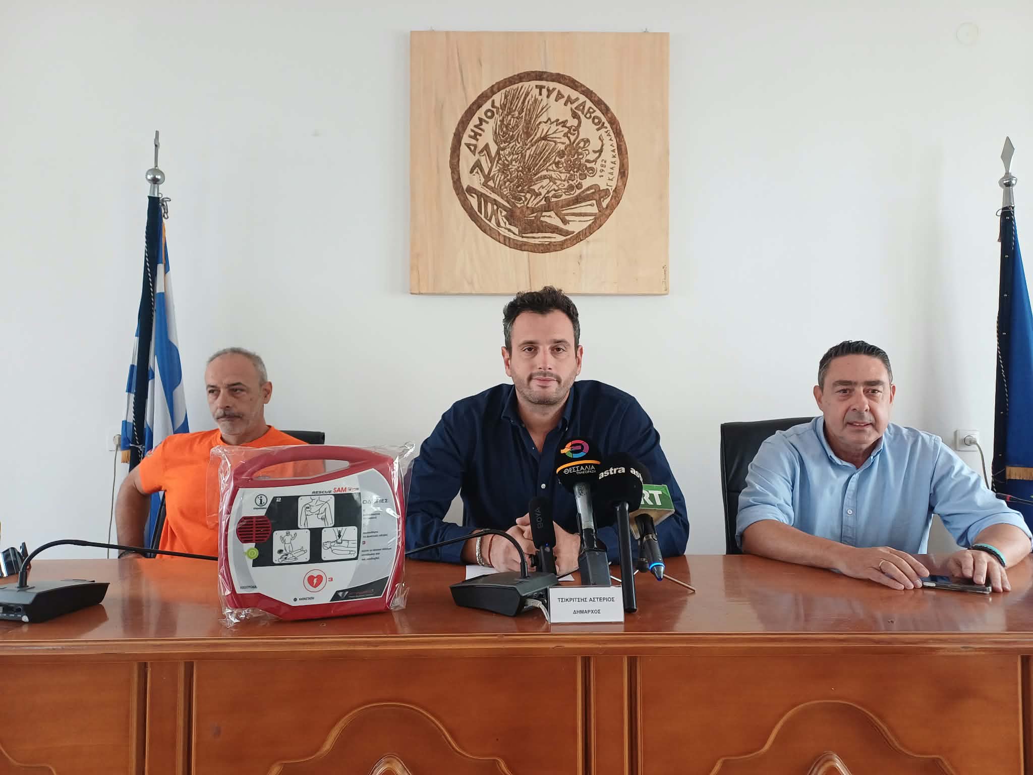 Ο δήμαρχς Τυρνάβου διένειμε δέκα απινιδωρ=τές σε δομές Υγείας και κοινότητες του Δήμου (ΦΩΤΟ)