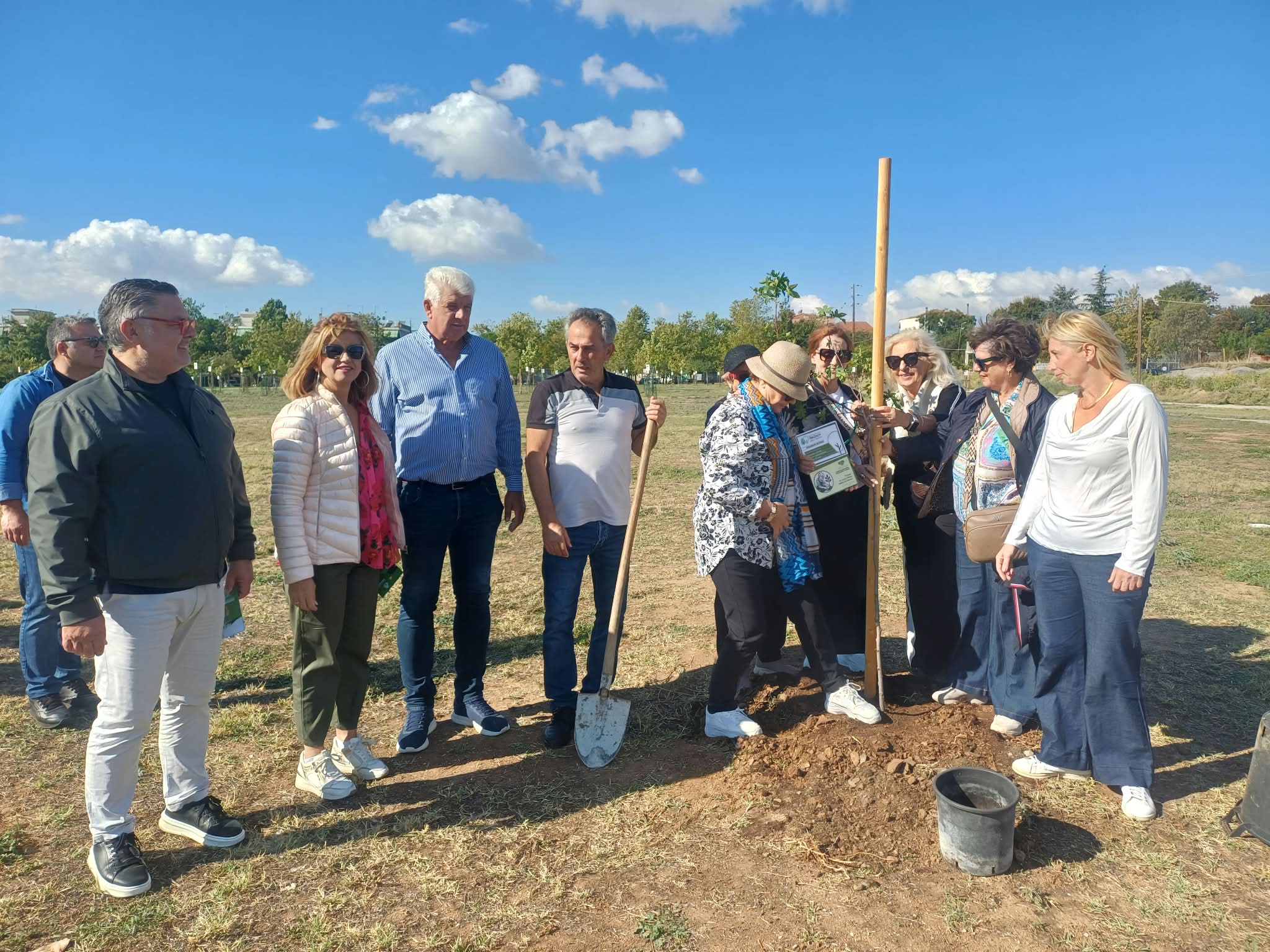 ΚΑΠΗ Δήμου Λαρισαίων: Δενδροφύτευση στο πάρκο των χρωμάτων (ΦΩΤΟ)