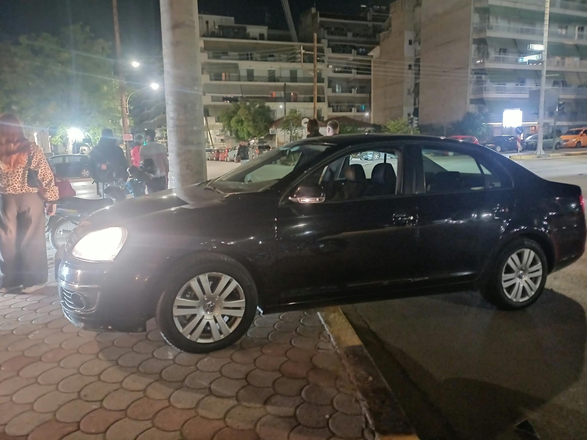 Τροχαίο ΤΩΡΑ με τραυματισμό ντελιβερά στην Ιωαννίνων μετά από σύγκρουση με ΙΧ (ΦΩΤΟ)