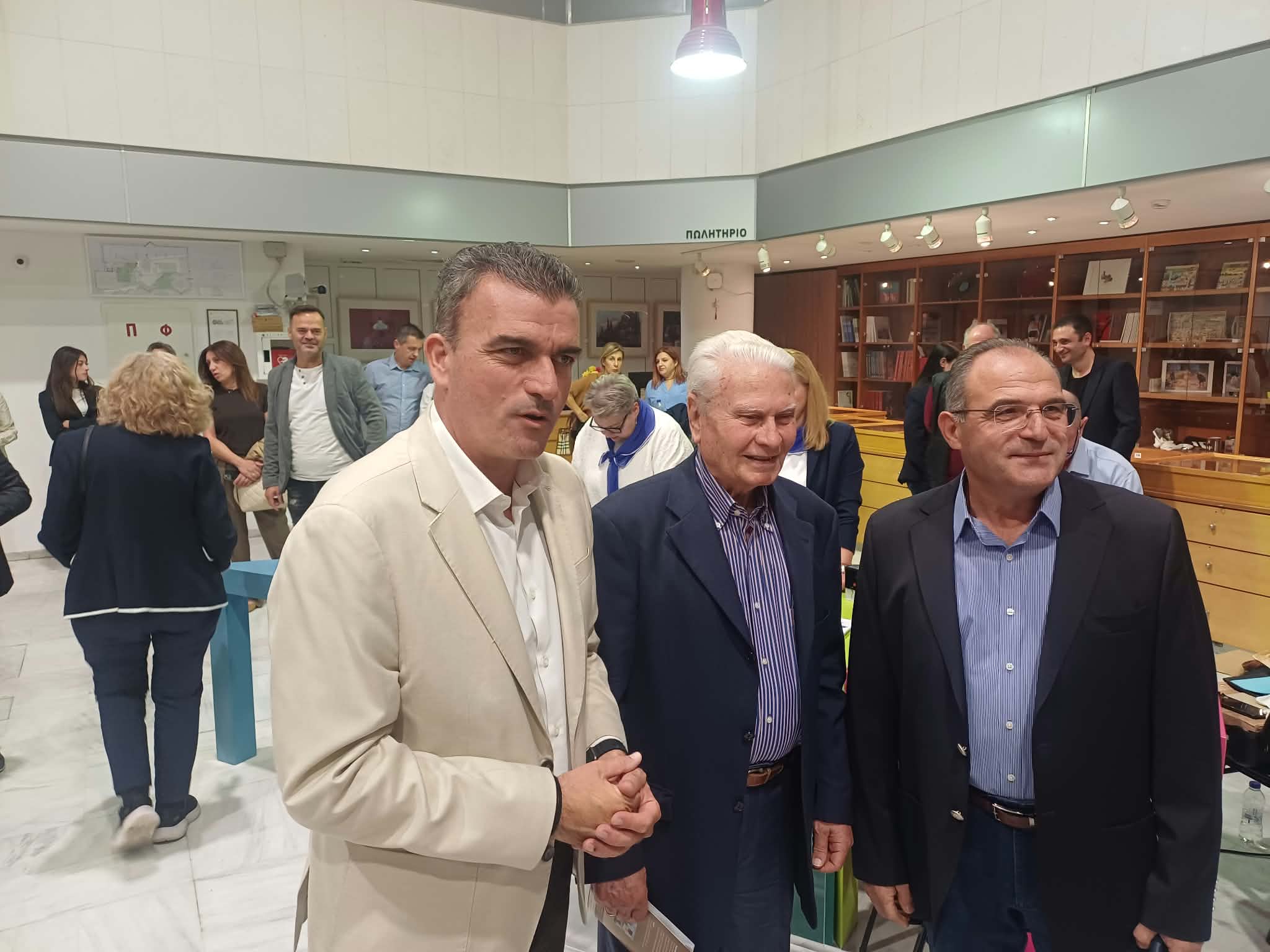 Η γυναίκα της θεσσαλικής υπαίθρου ταξιδεύει στον κόσμο μέσα από τα γραμματόσημα της Δημοτικής Πινακοθήκης Λάρισας (ΦΩTO)