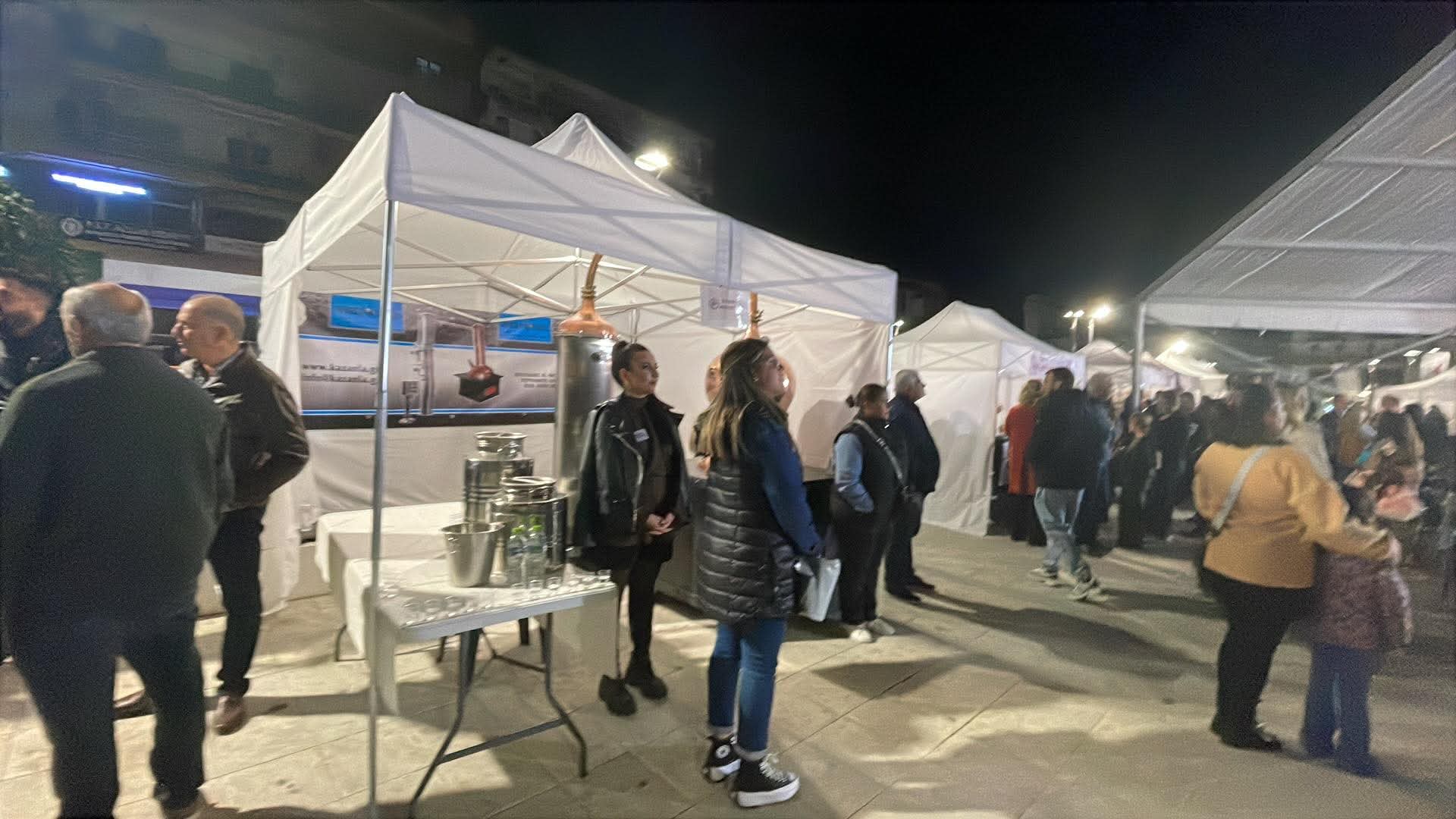 Τύρναβος: Άνοιξε τις πύλες της η 3η Γιορτή Τσίπουρου στην κεντρική πλατεία (ΦΩΤΟ)