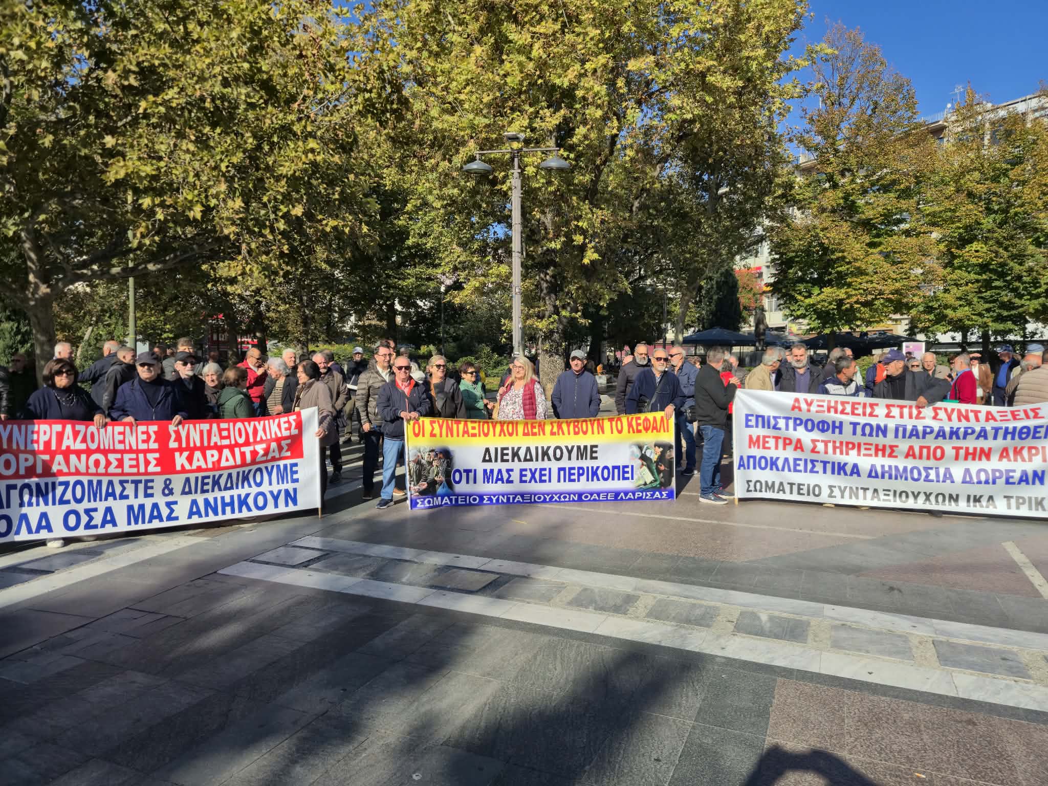 Λάρισα: Μαζική κινητοποίηση συνταξιούχων στην Κεντρική πλατεία – «Φτάνει πια, απαιτούμε αξιοπρέπεια και 13η σύνταξη» (ΦΩTO)