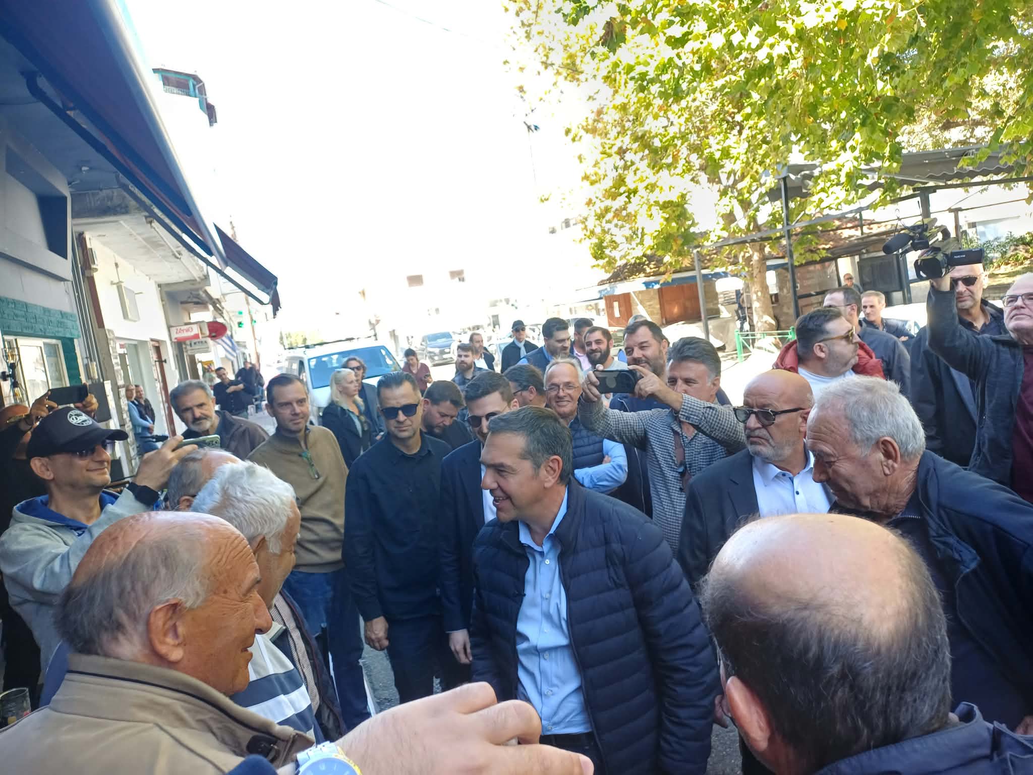 Στη Φαρκαδόνα ο Αλέξης Τσίπρας – Συνάντηση με κατοίκους και αγρότες μετά το Γριζάνο (ΦΩΤΟ+video)