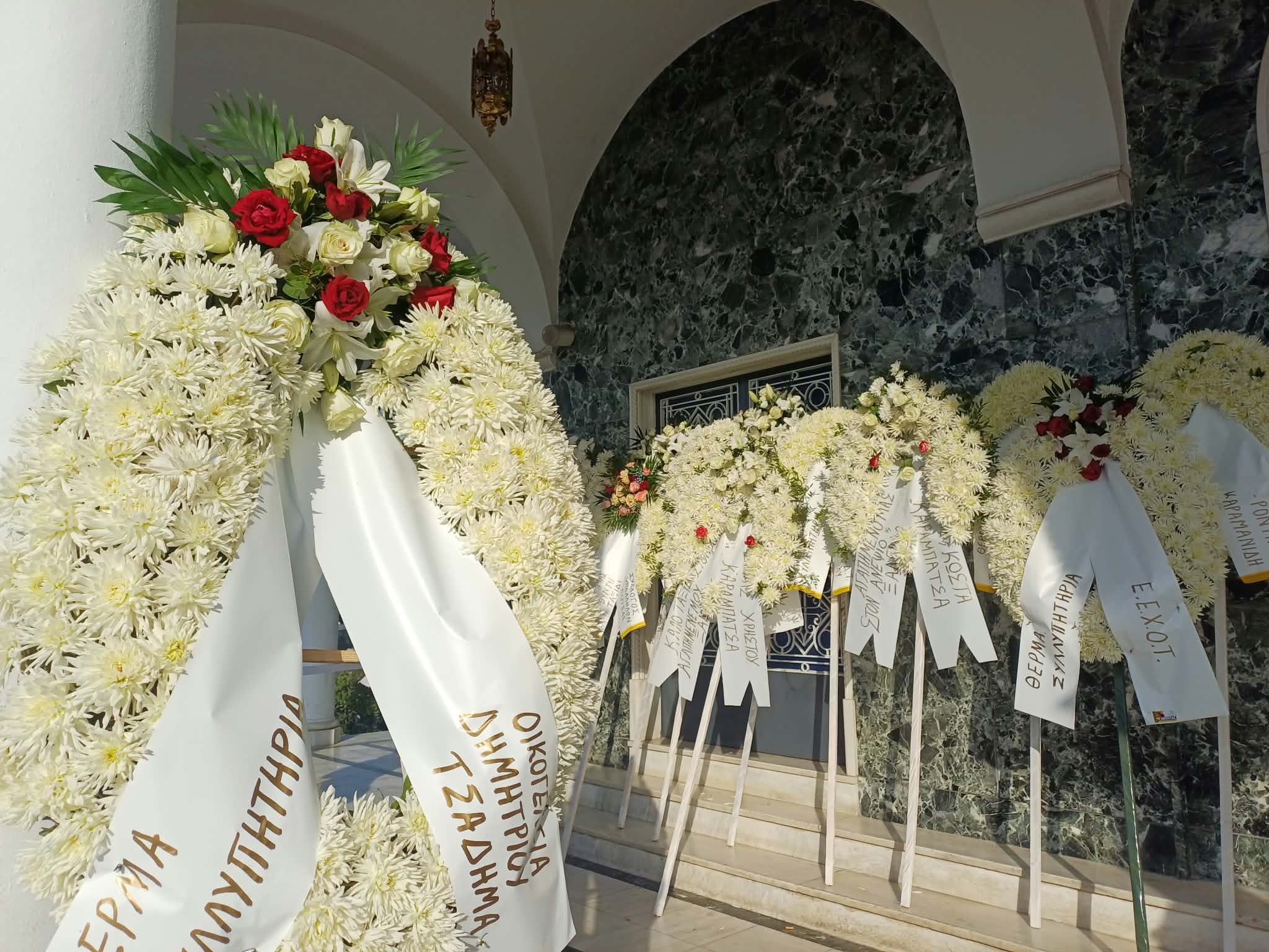 Σε κλίμα βαθιάς οδύνης το τελευταίο αντίο στον Δημήτρη Καραμπάτσα στη Λάρισα (ΦΩΤΟ)