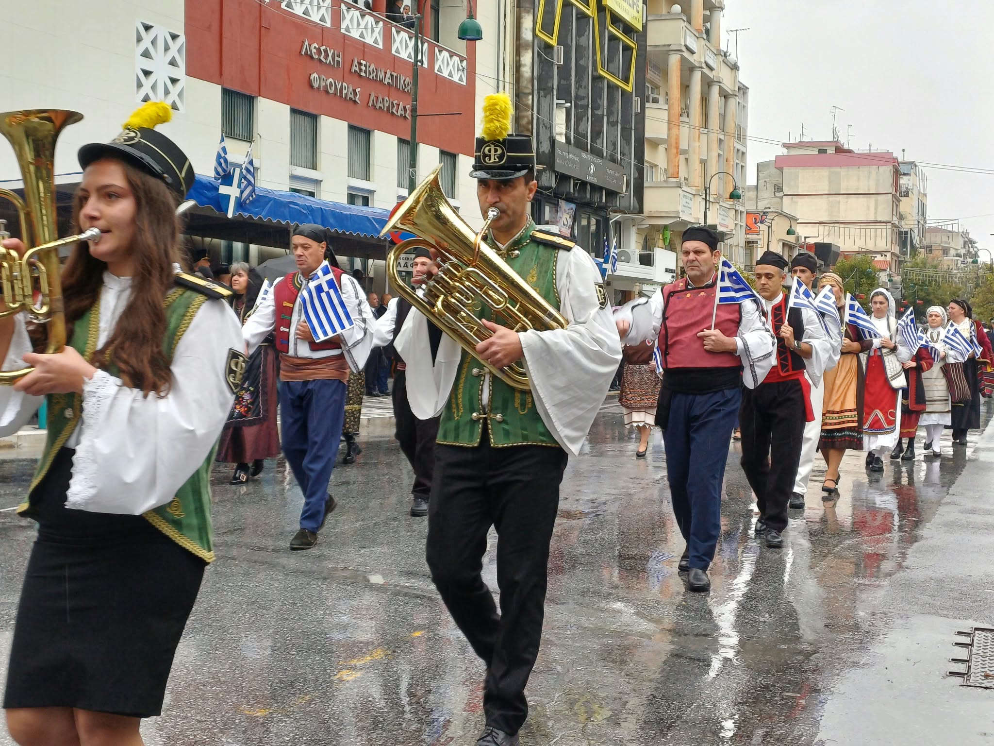 Φωτογραφικά κλικς από την παρέλαση υπό βροχή στη Λάρισα (ΦΩΤΟ)